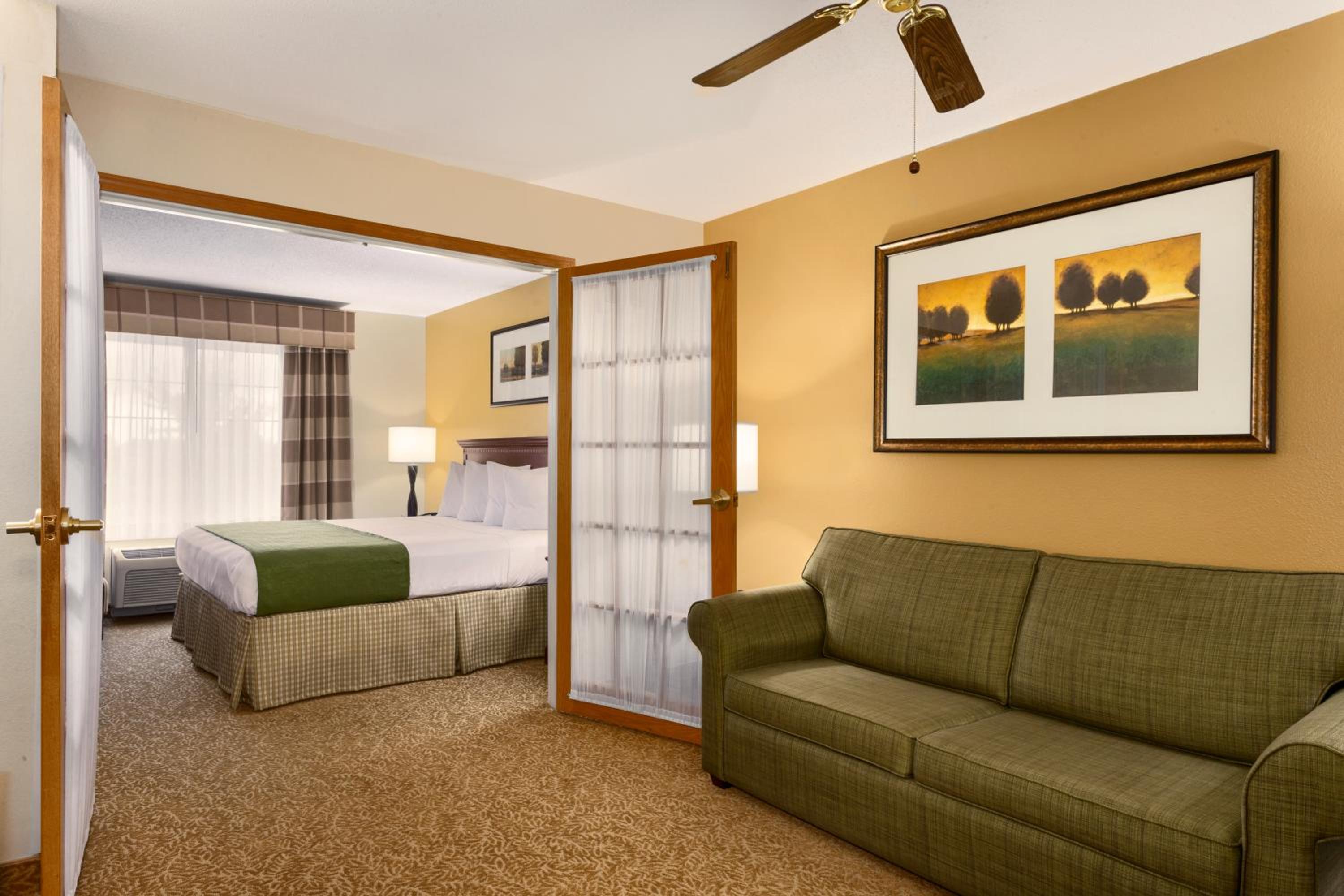 One-Bedroom King Suite - Photo 3