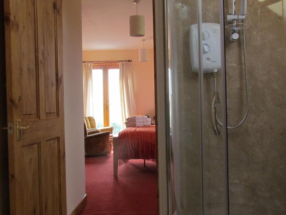 Large Double Room with En-Suite photo 1