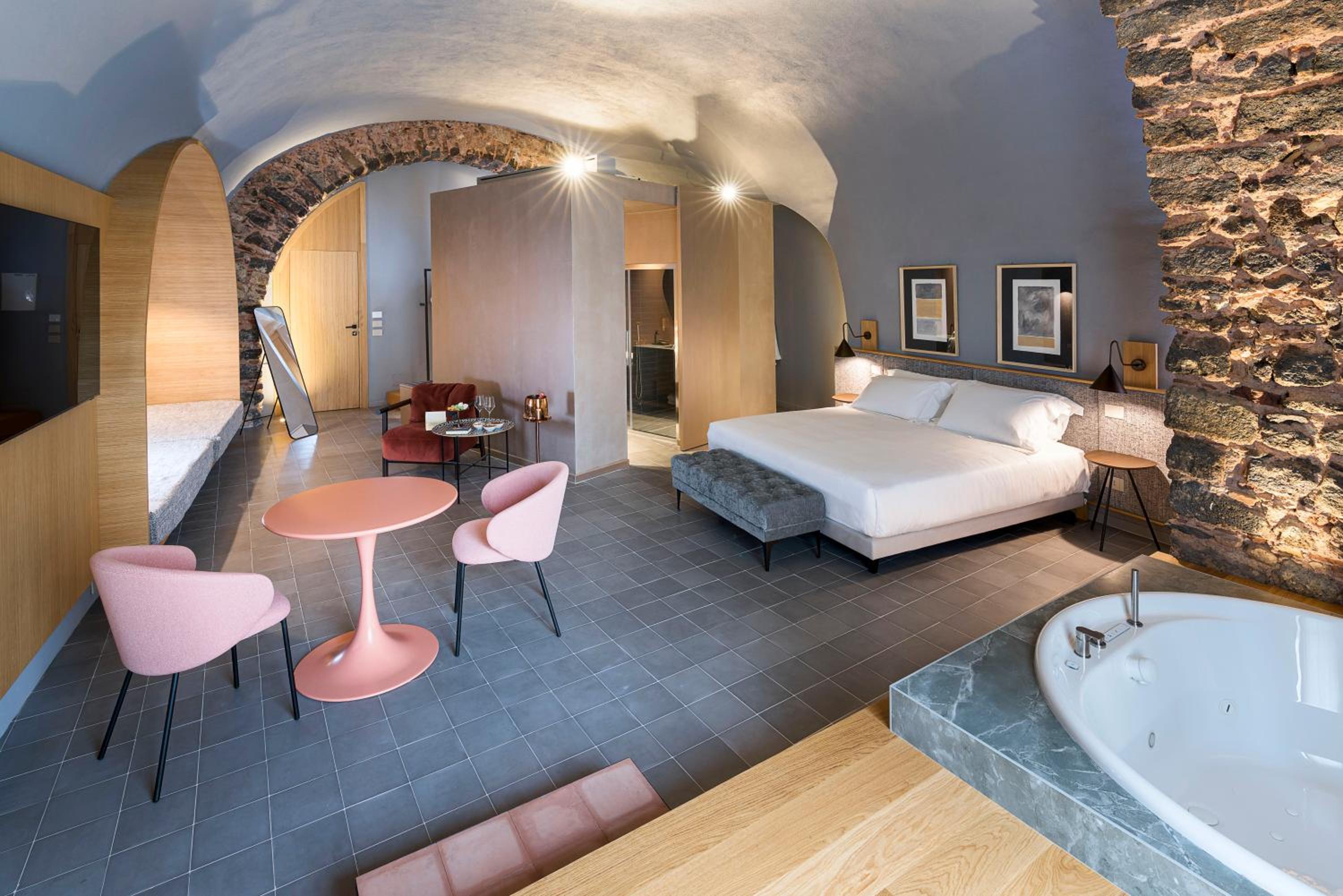 Deluxe Suite with Spa Bath - Photo 9