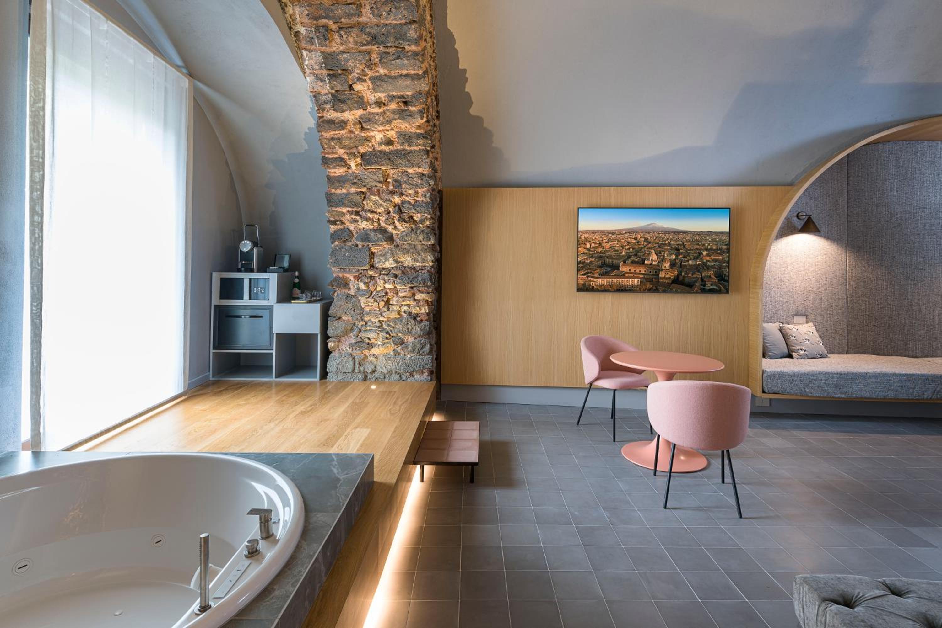 Deluxe Suite with Spa Bath - Photo 21