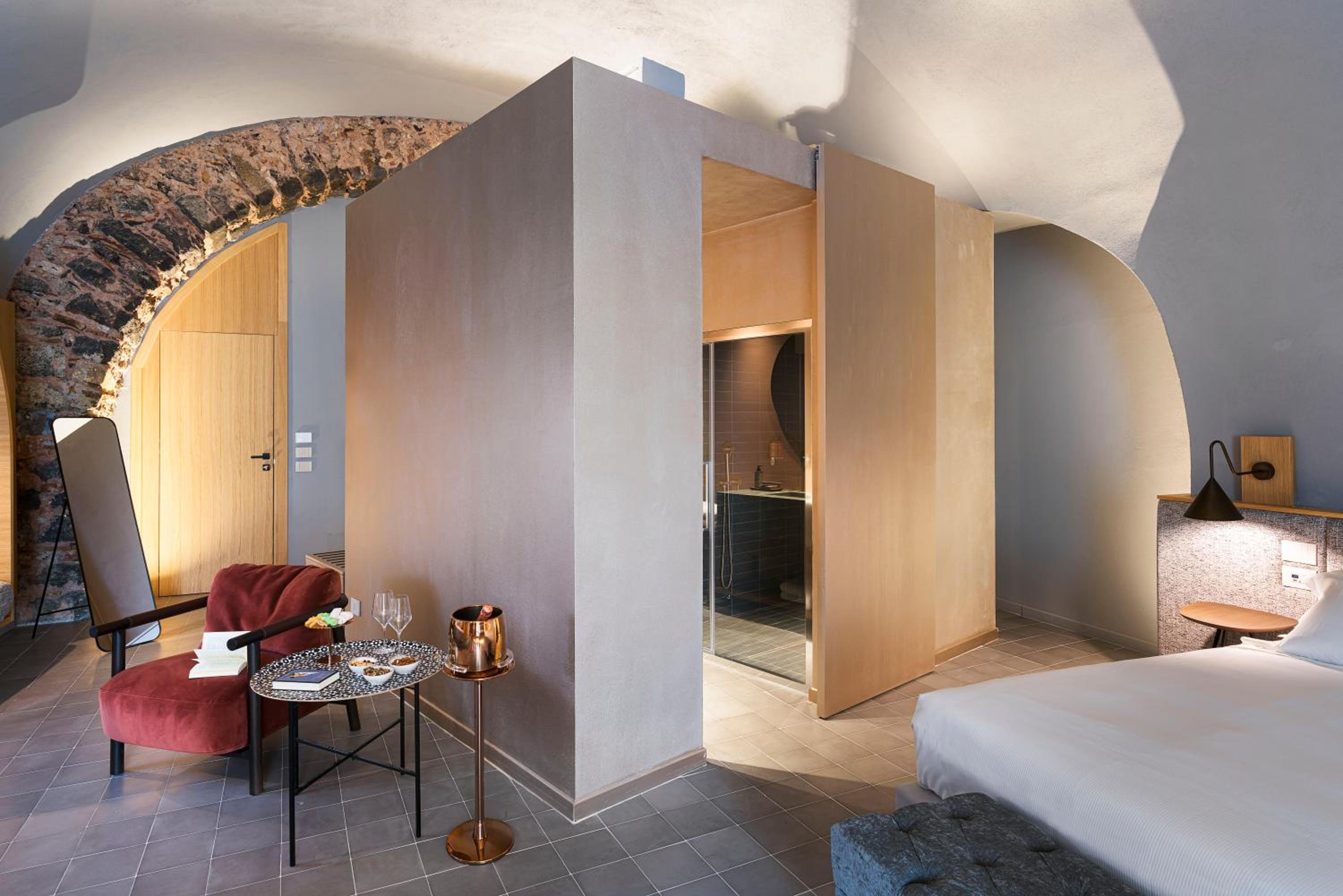Deluxe Suite with Spa Bath - Photo 2