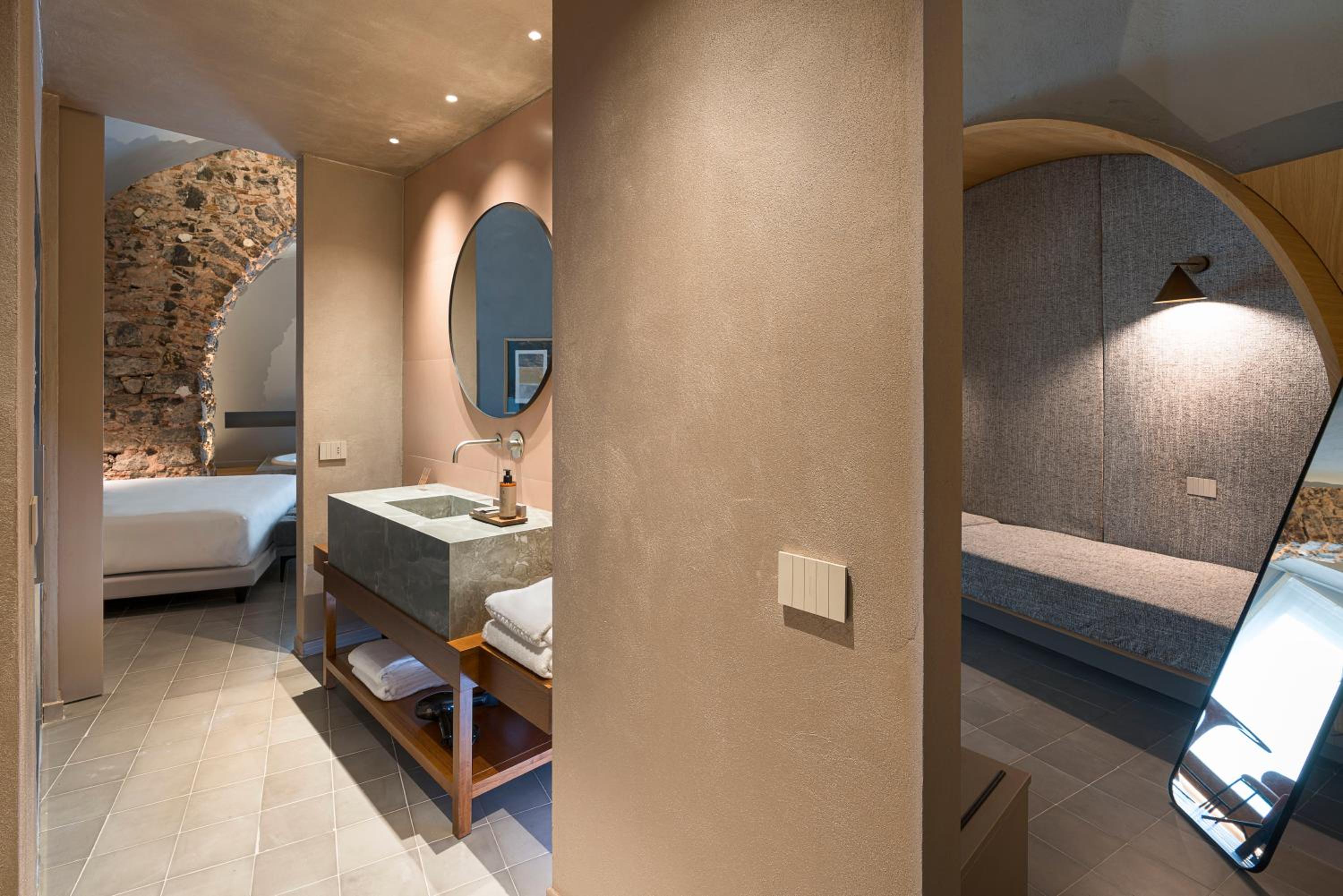 Deluxe Suite with Spa Bath - Photo 3