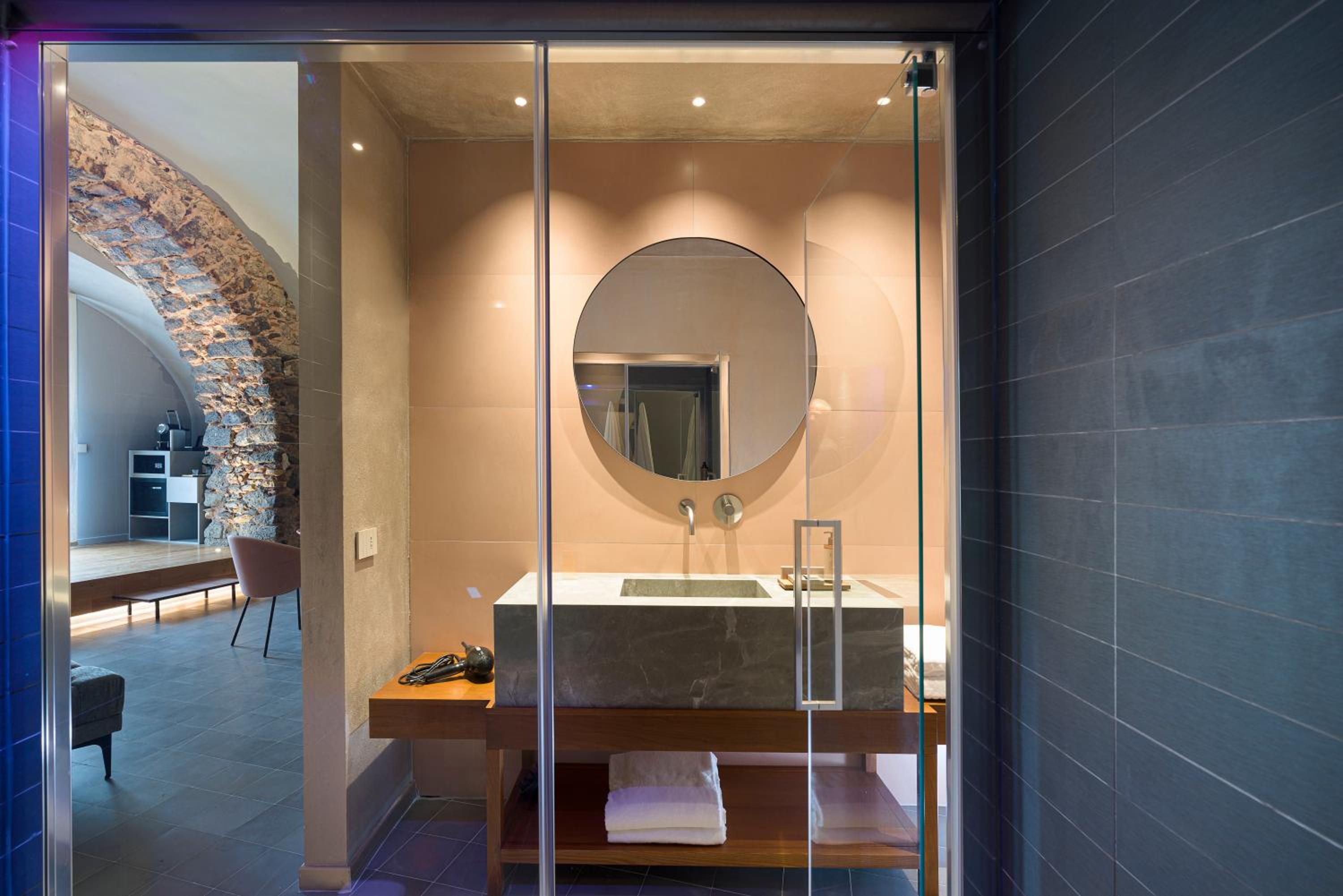 Deluxe Suite with Spa Bath - Photo 4