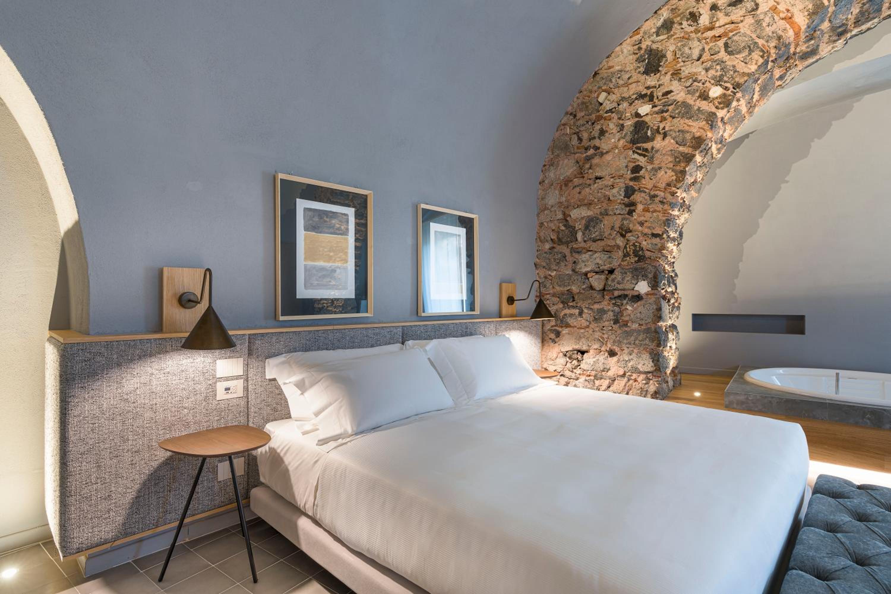 Deluxe Suite with Spa Bath - Photo 10