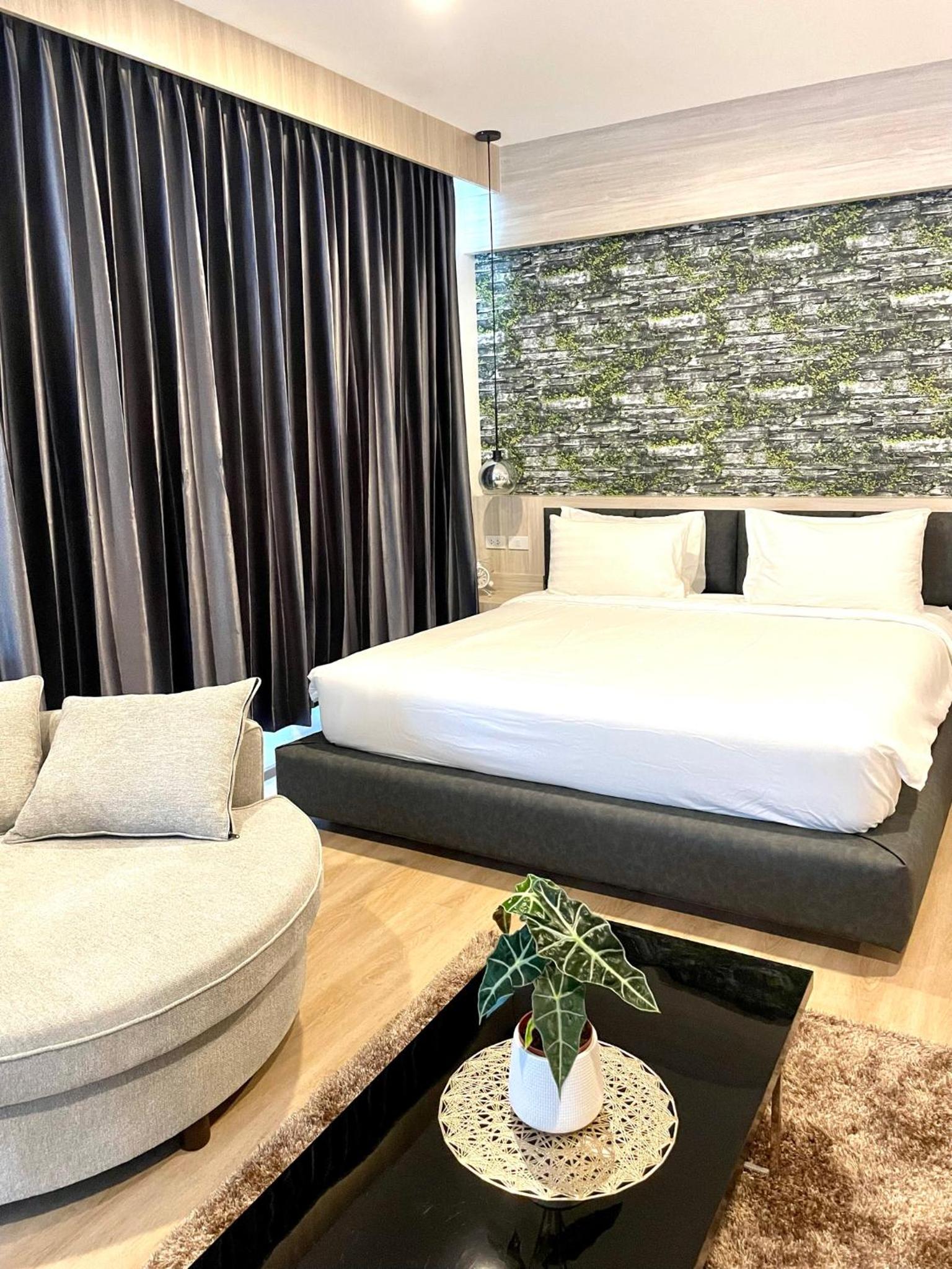 Deluxe Suite with Spa Bath photo 2