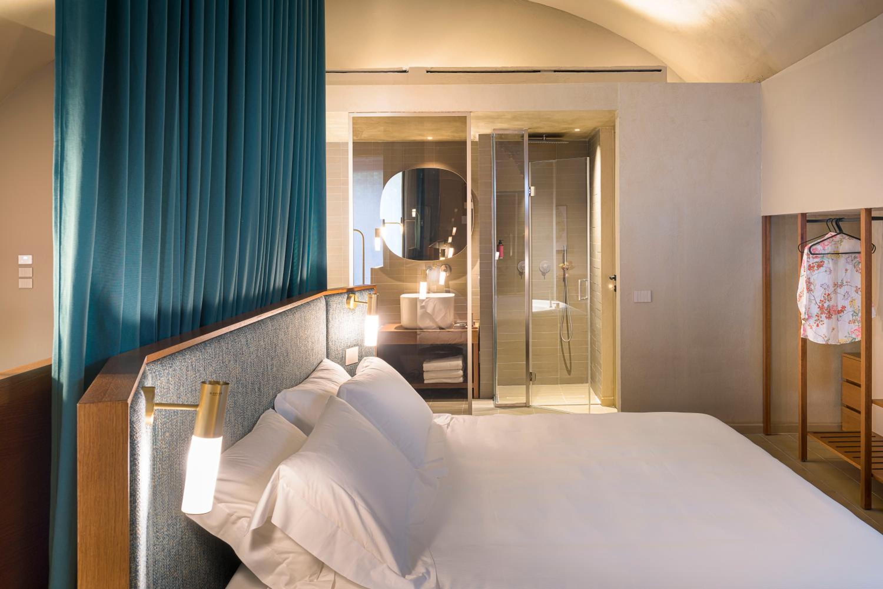 Deluxe Suite with Spa Bath - Photo 12
