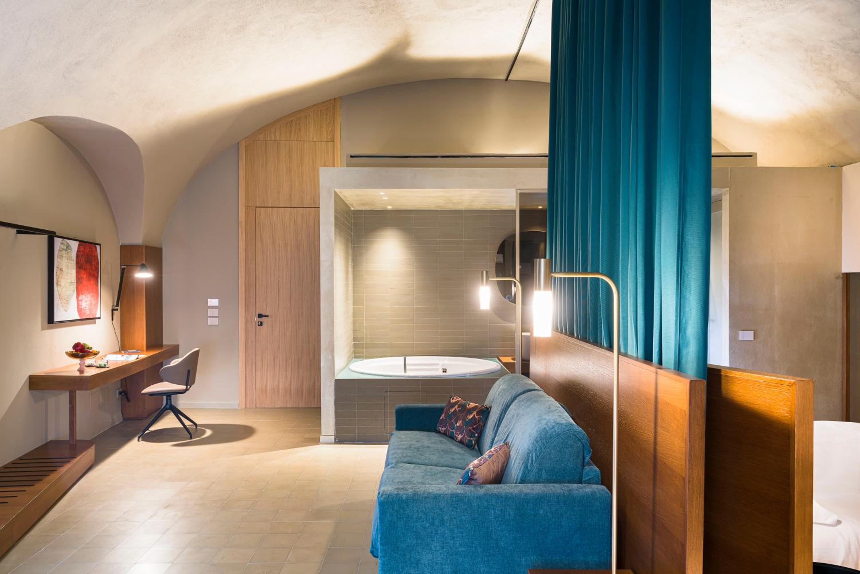 Deluxe Suite with Spa Bath - Photo 17
