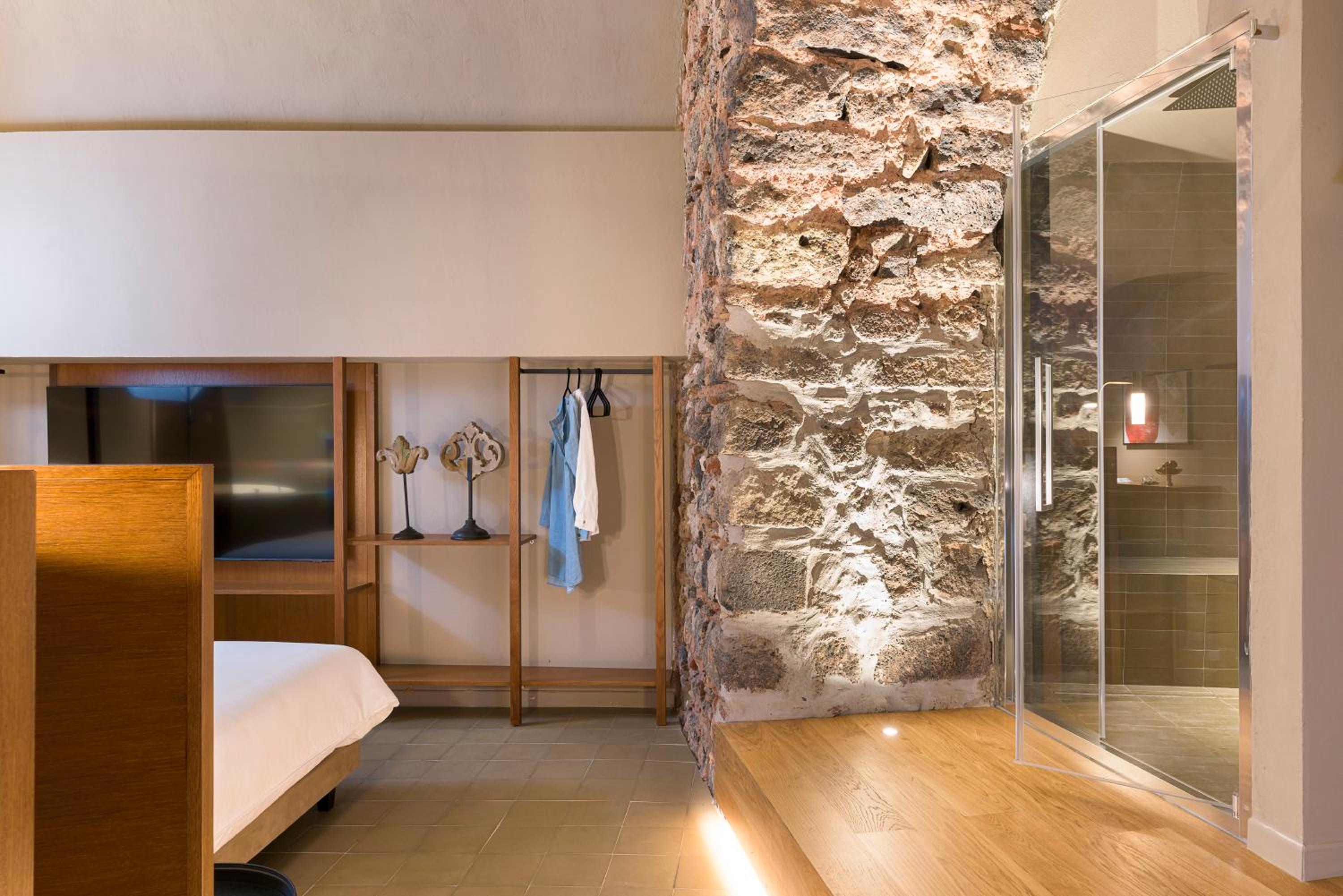Deluxe Suite with Spa Bath - Photo 11