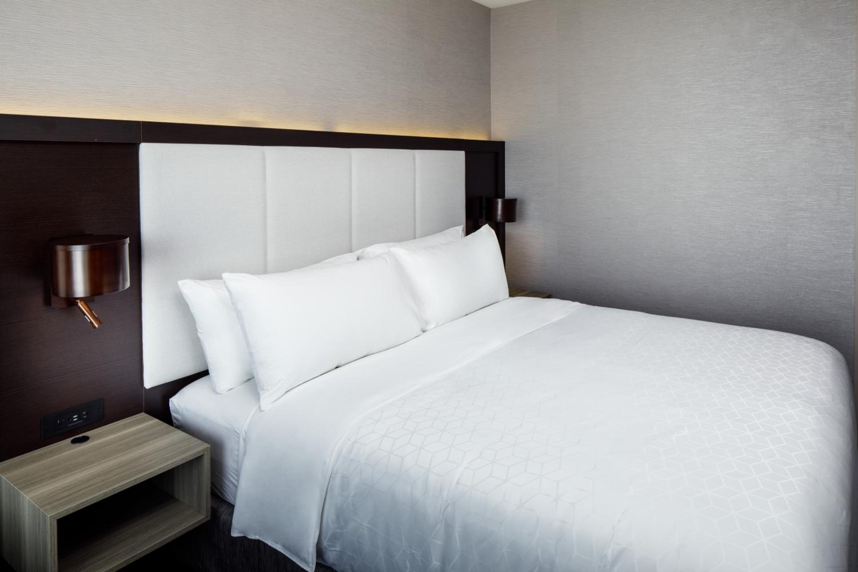 Standard King Room - Photo 8