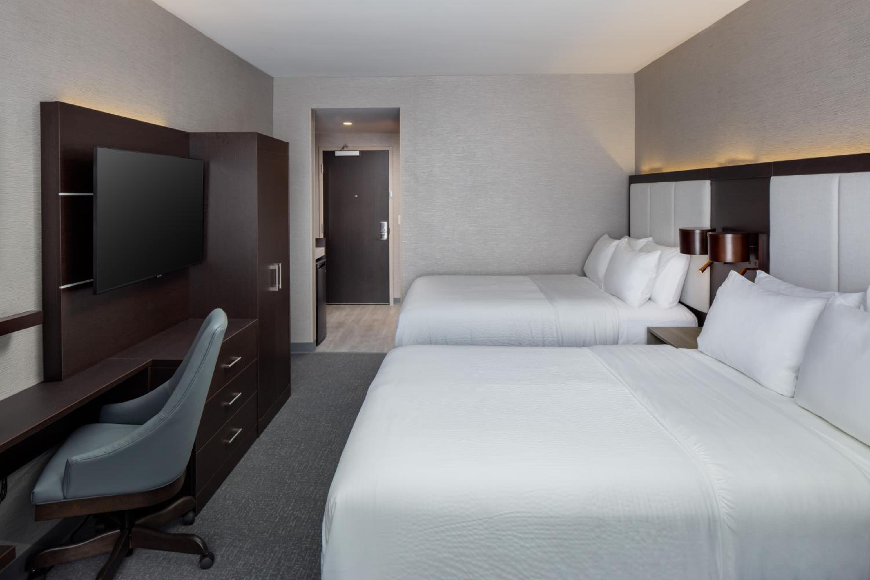 Standard Room with Two Queen Beds - Photo 4