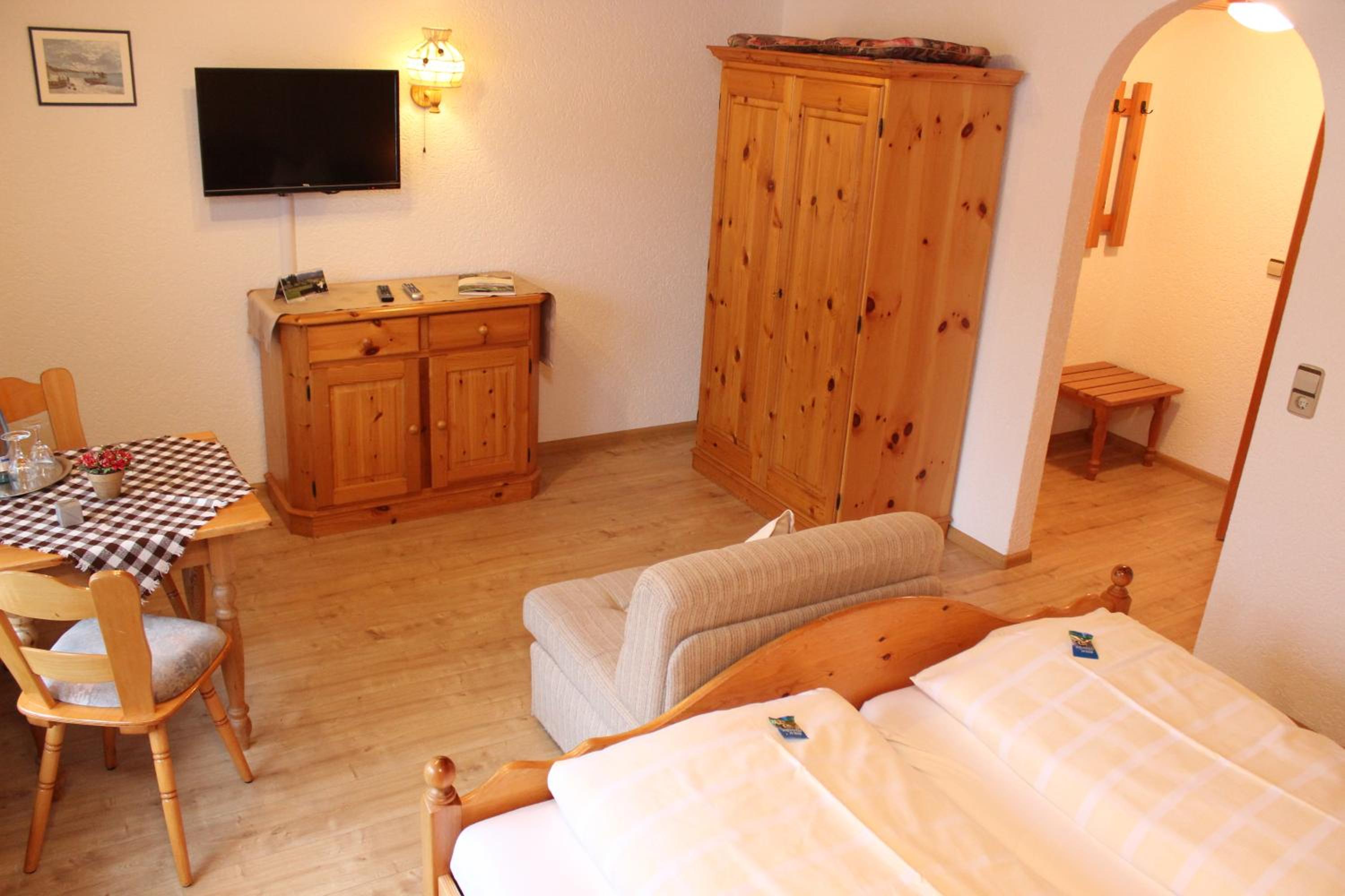 Double Room with Balcony - Photo 4