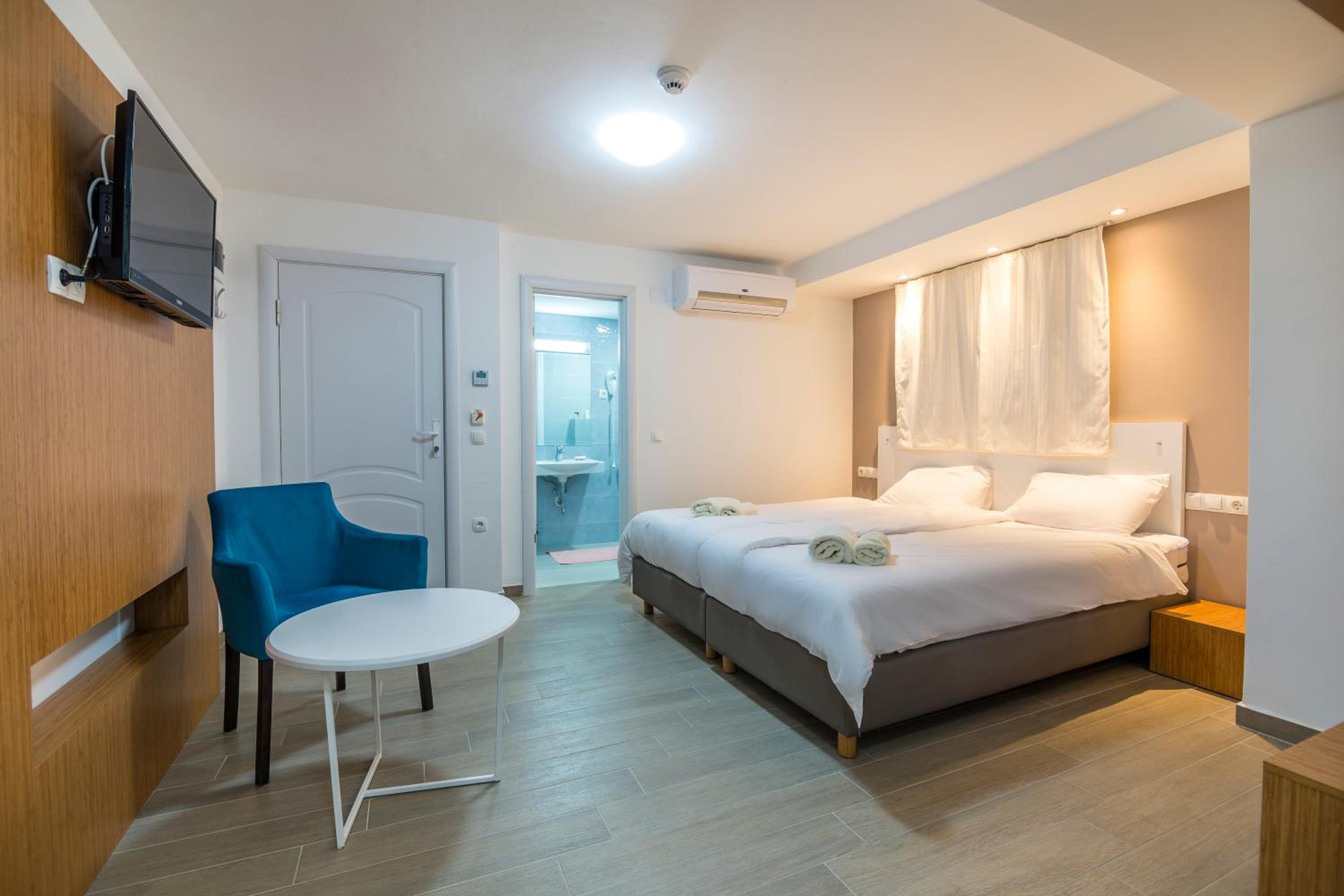 Double Room - Photo 7
