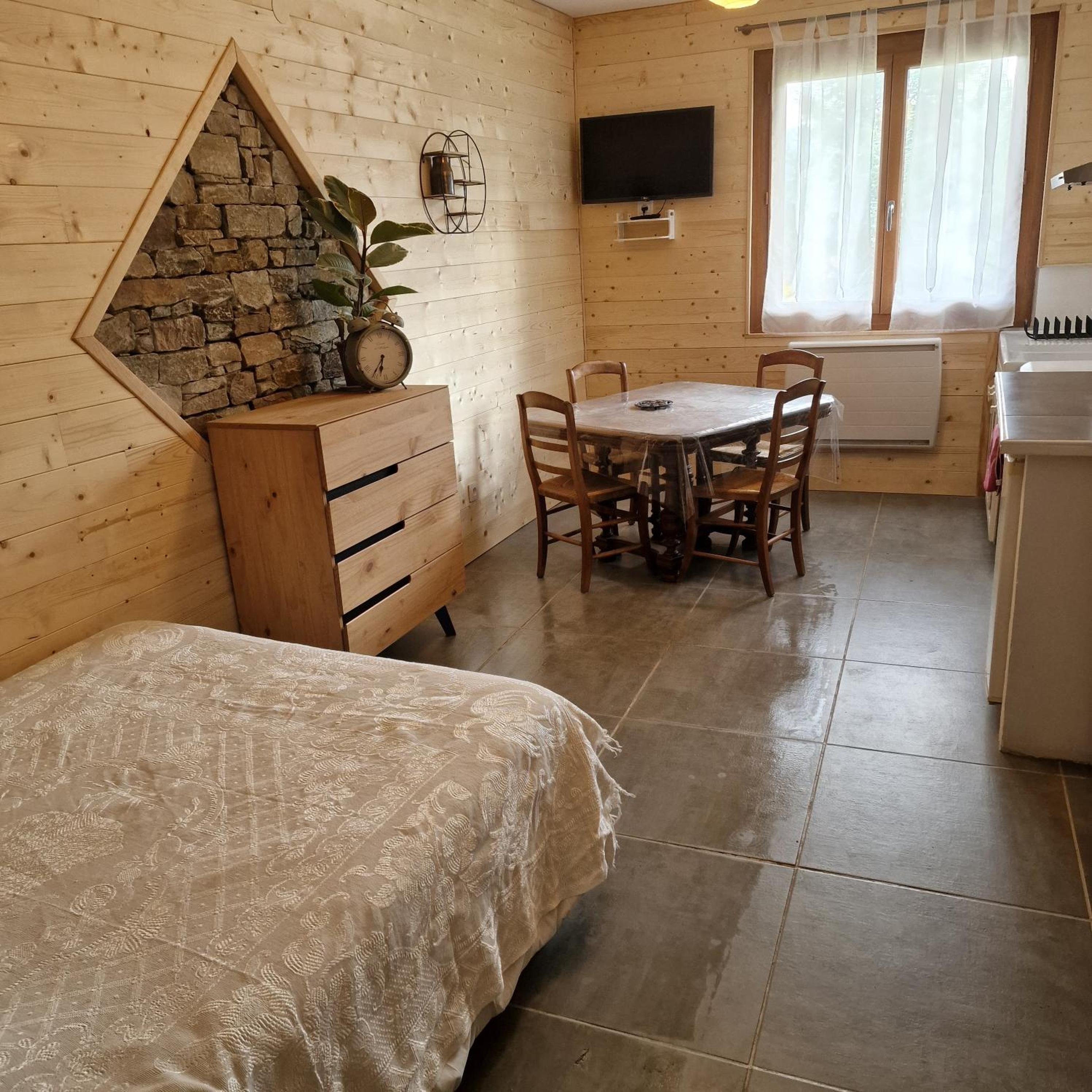 One-Bedroom Apartment - Photo 8