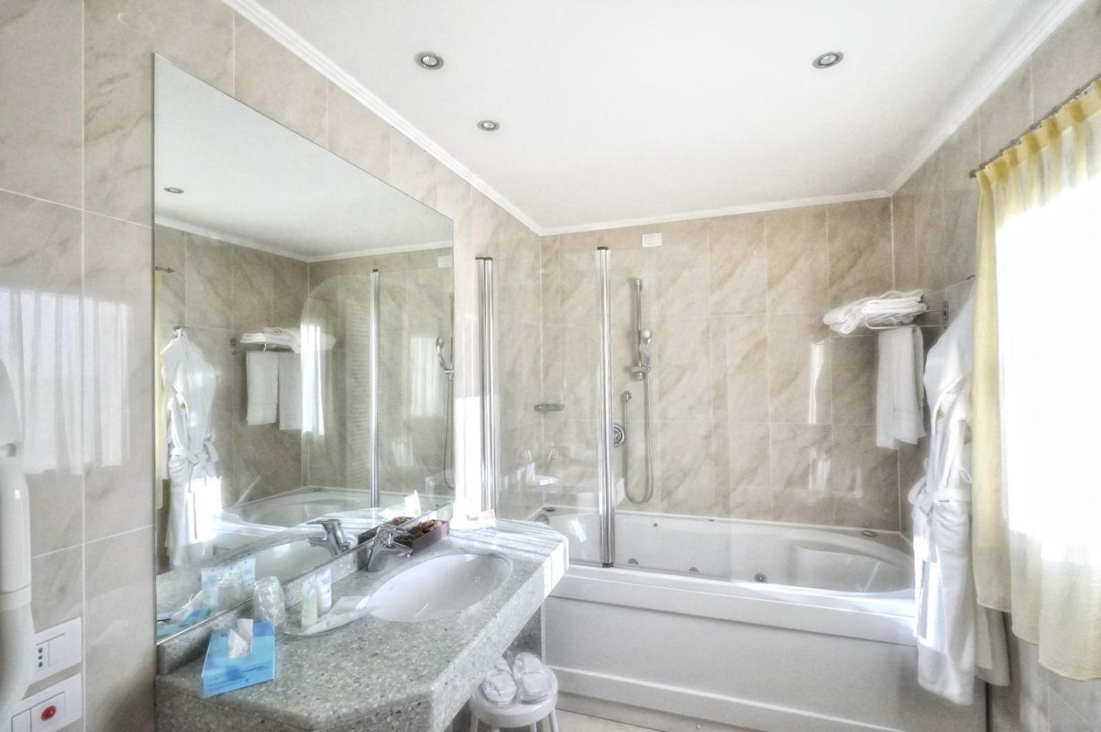 Deluxe Junior Suite - Photo 3