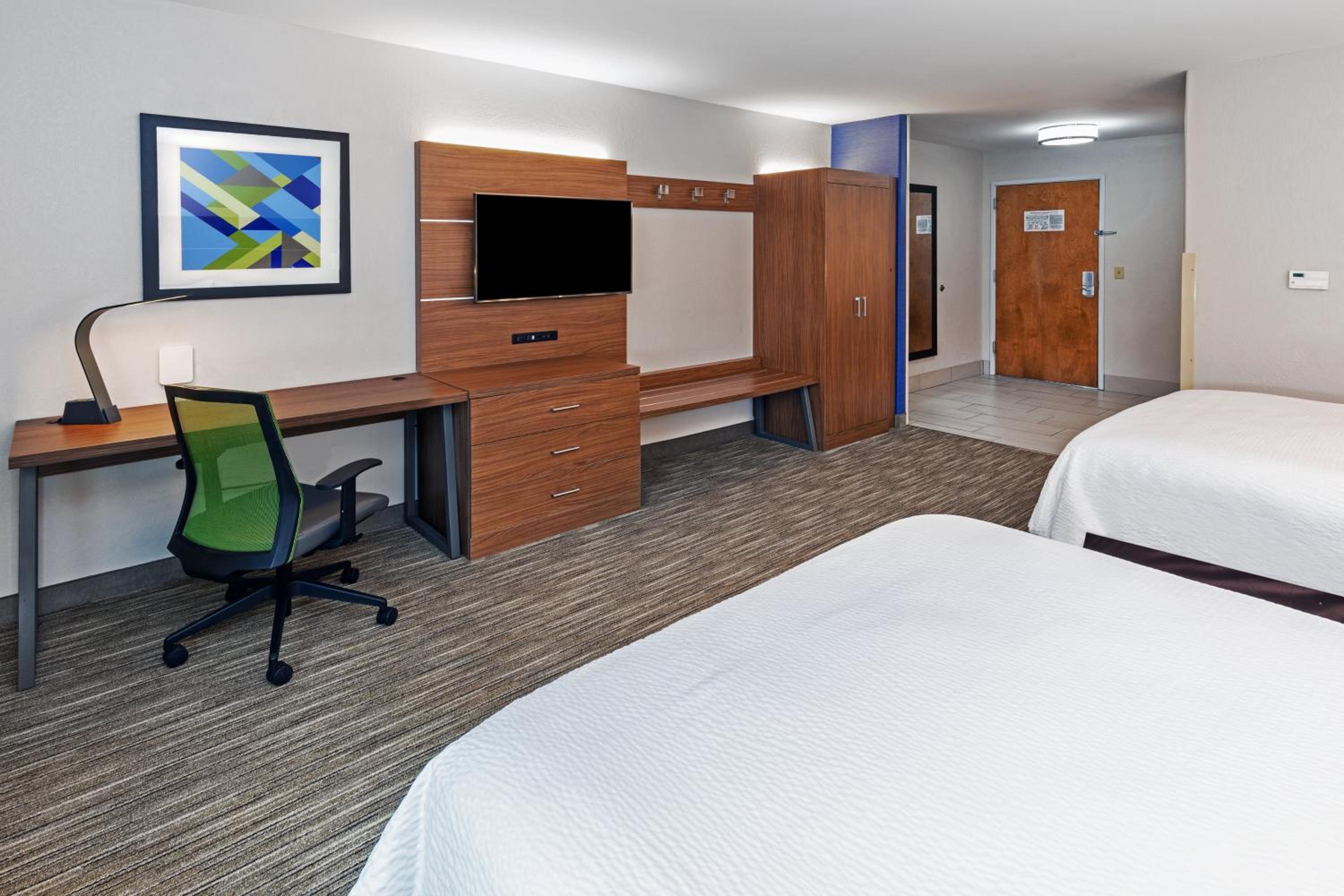 Standard Room with Two Queen Beds - Photo 3