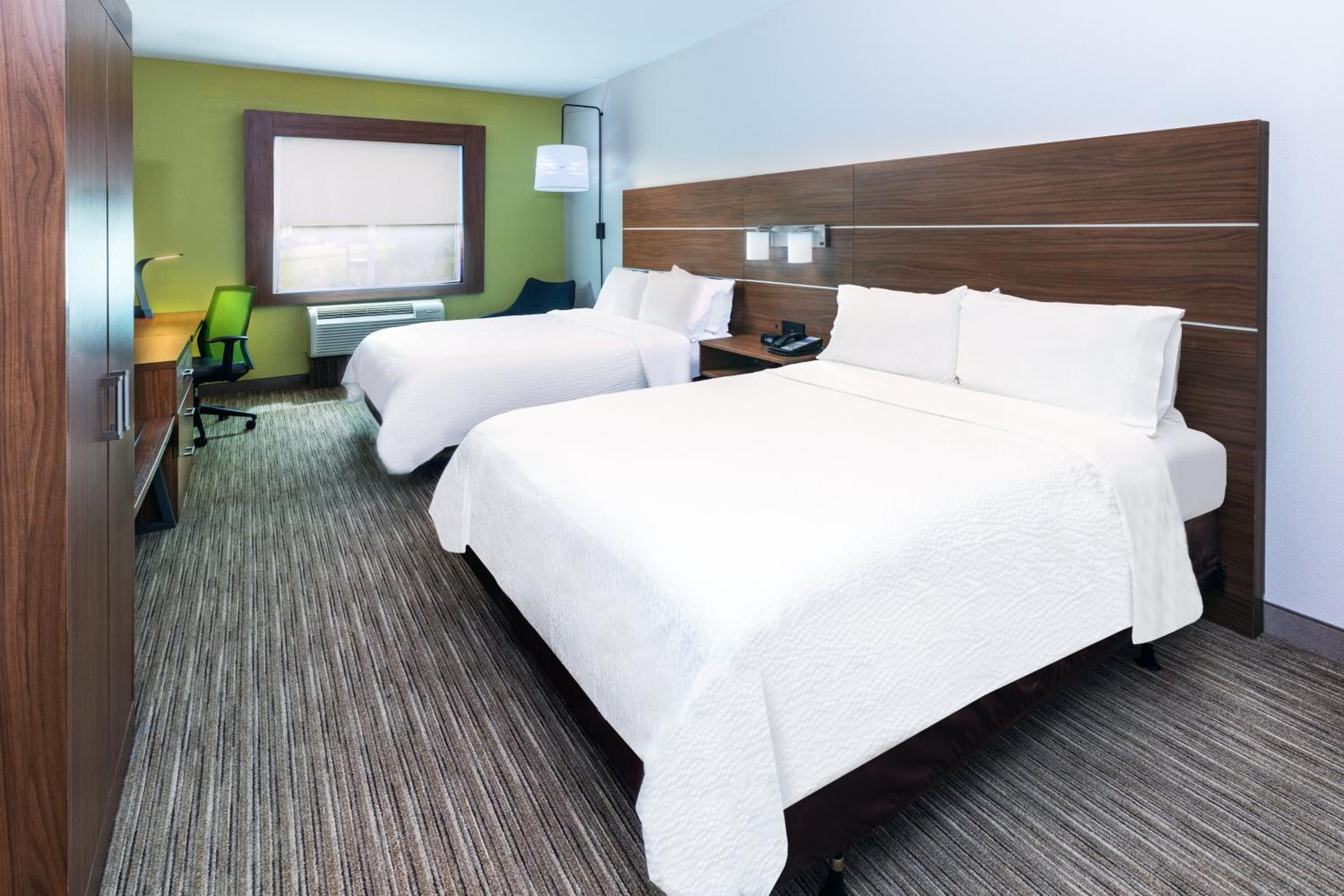 Standard Room with Two Queen Beds - Photo 2