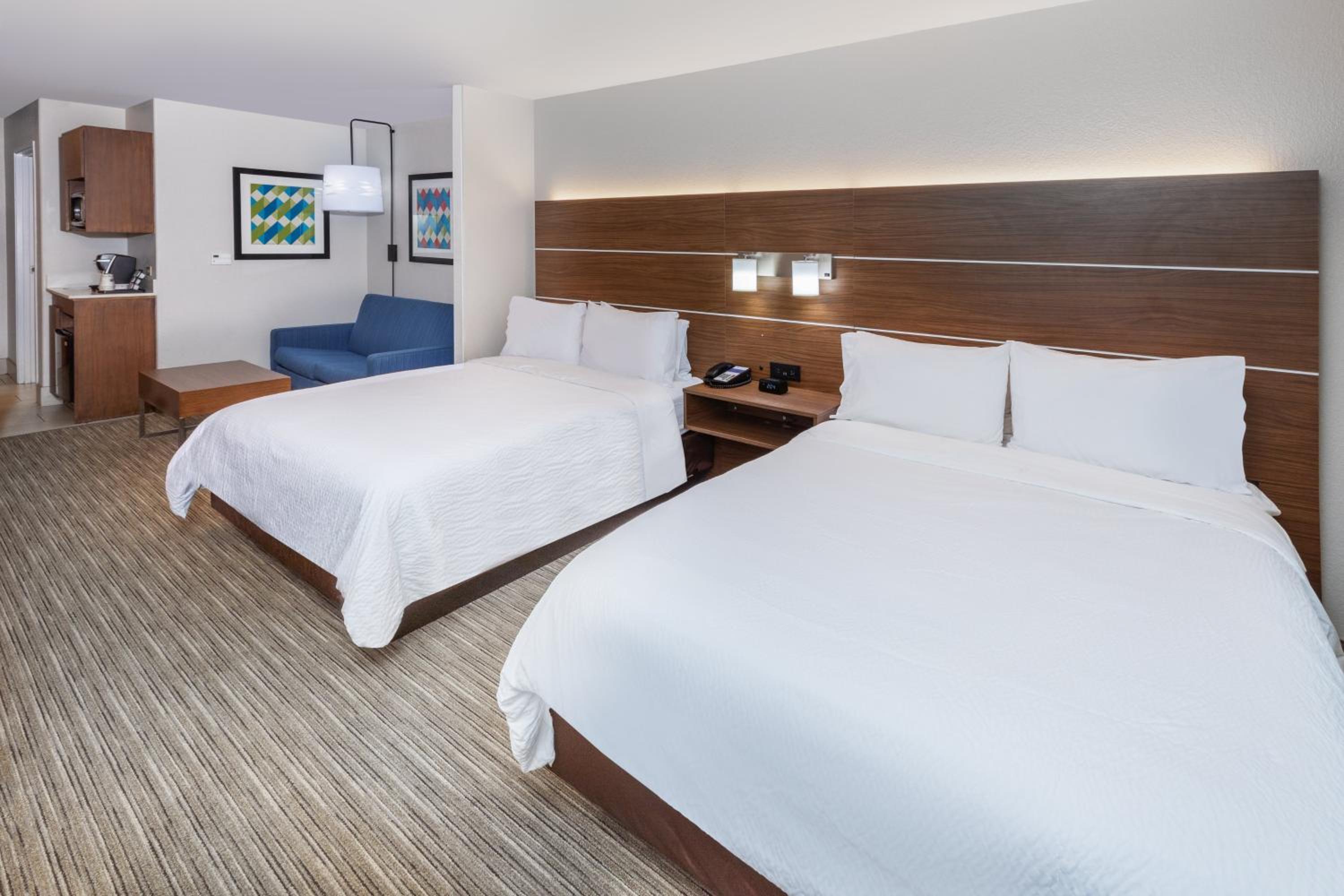Queen Suite with Two Queen Beds and Sofa Bed - Photo 6