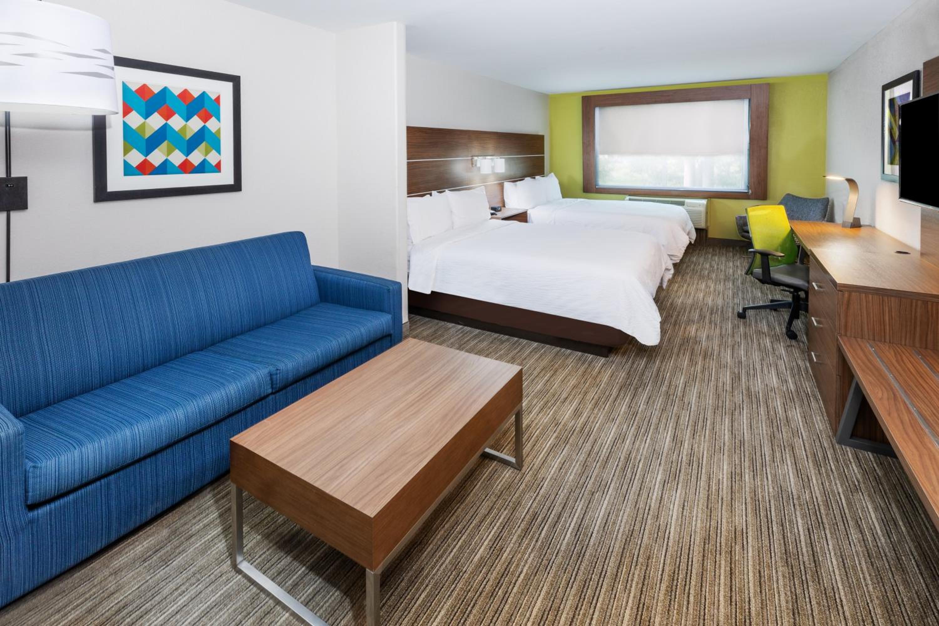 Queen Suite with Two Queen Beds and Sofa Bed - Photo 3