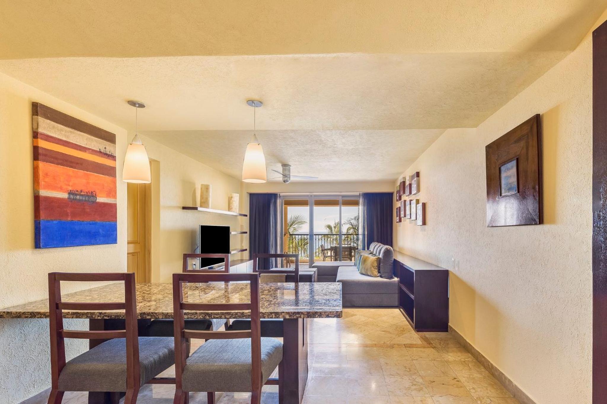 One-Bedroom King Suite thumbnail 5