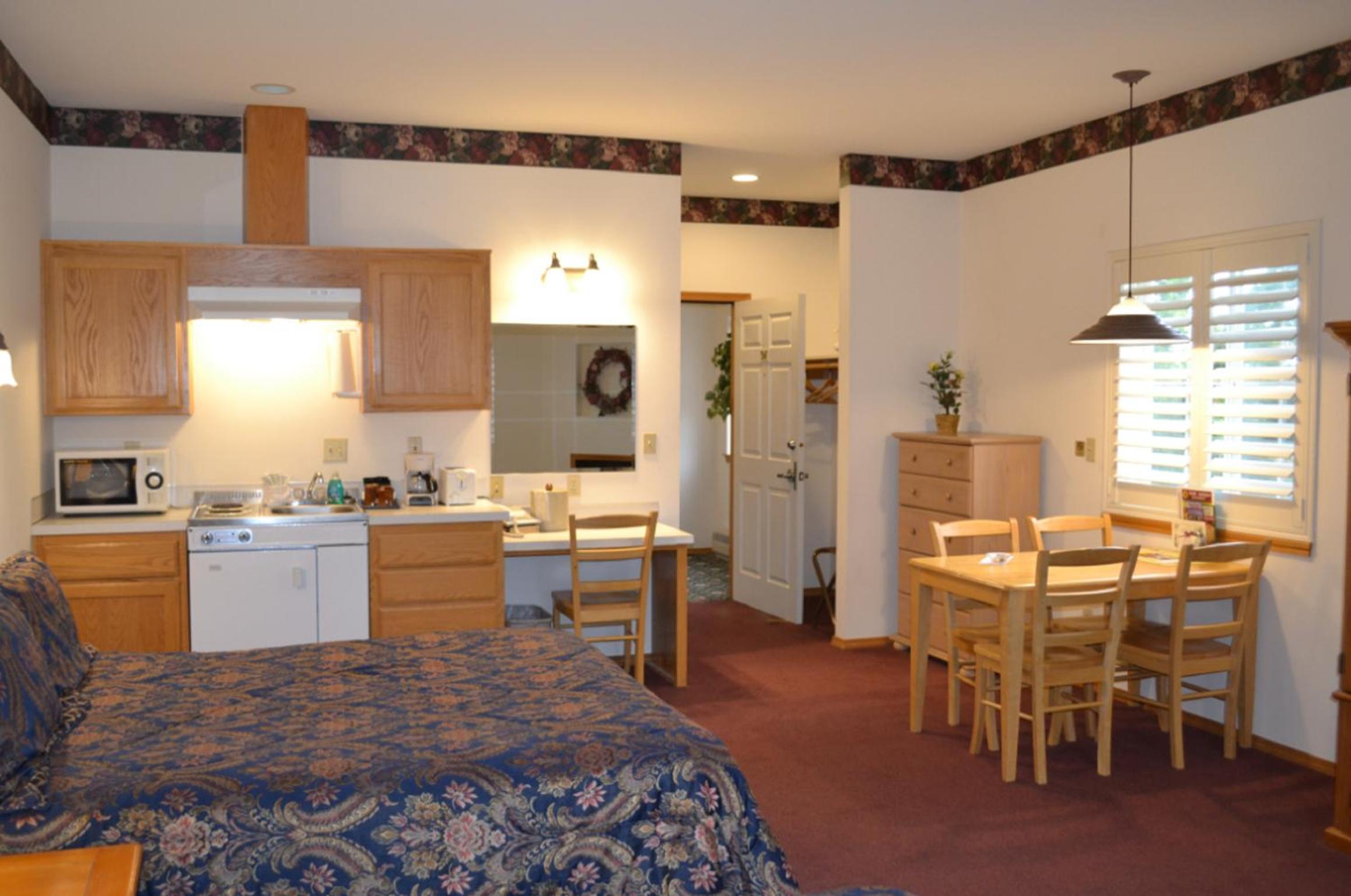 Queen Room with Two Queen Beds photo 3