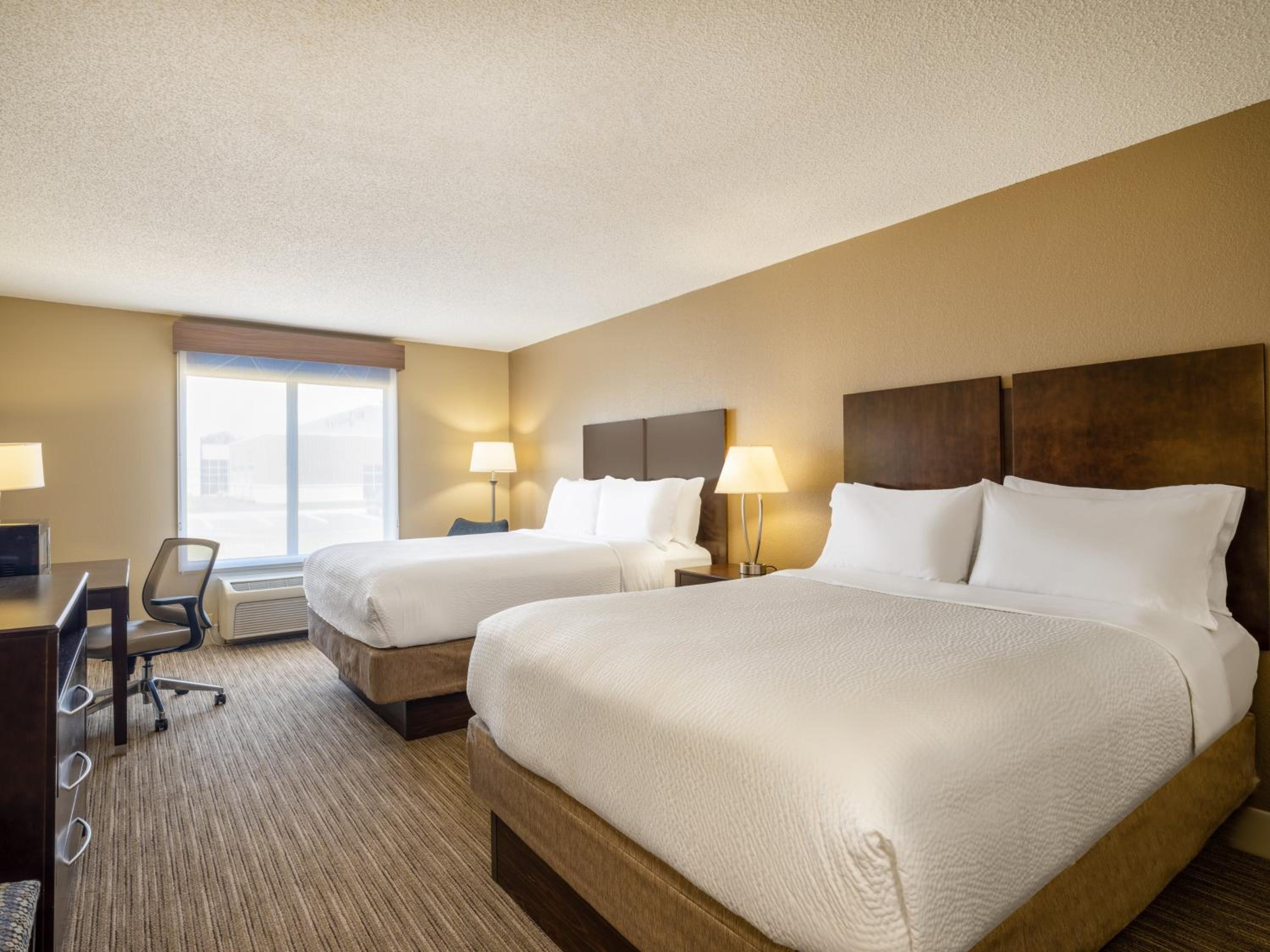 Standard Room with Two Queen Beds - Photo 3