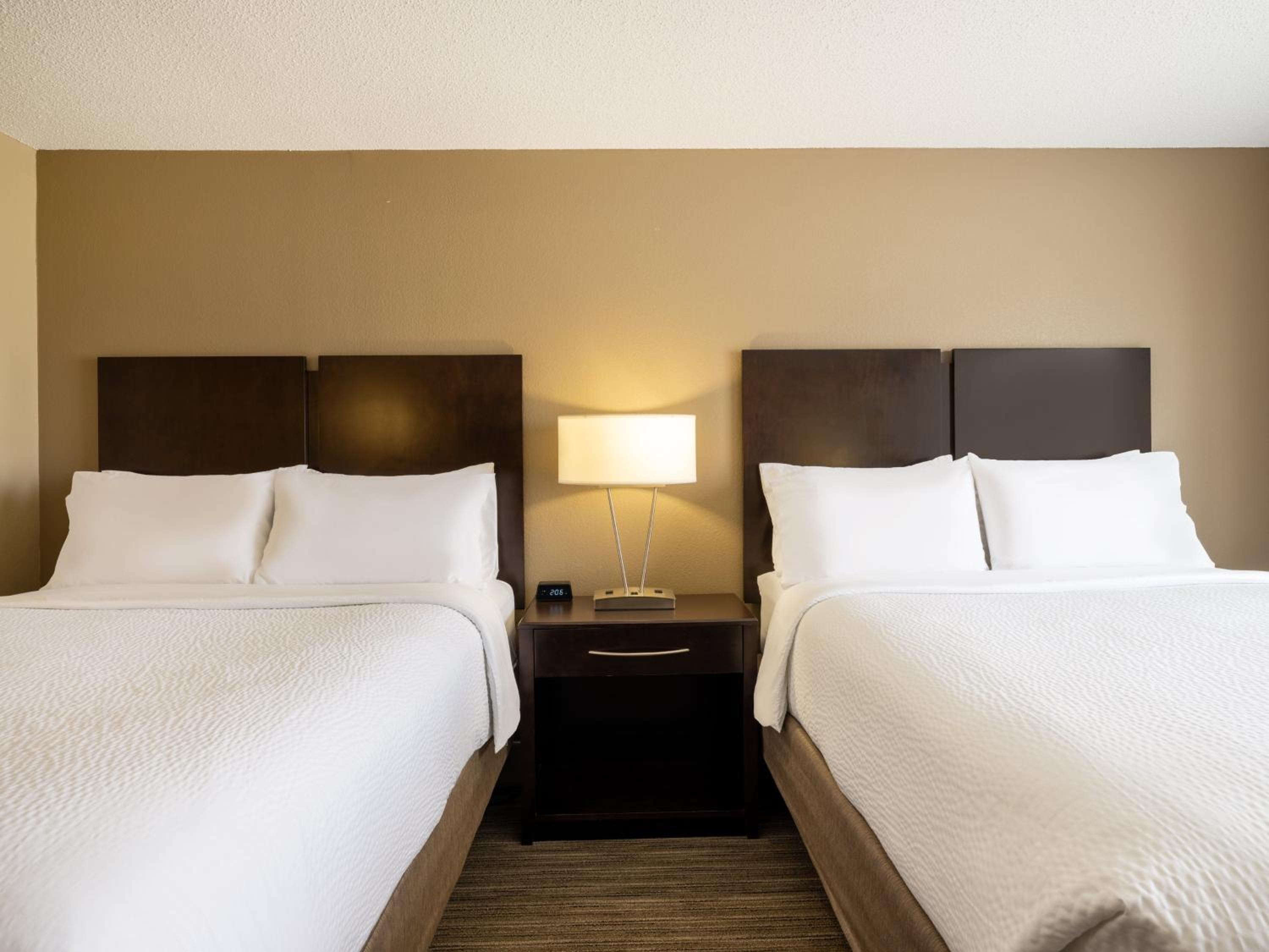 Standard Room with Two Queen Beds - Photo 4