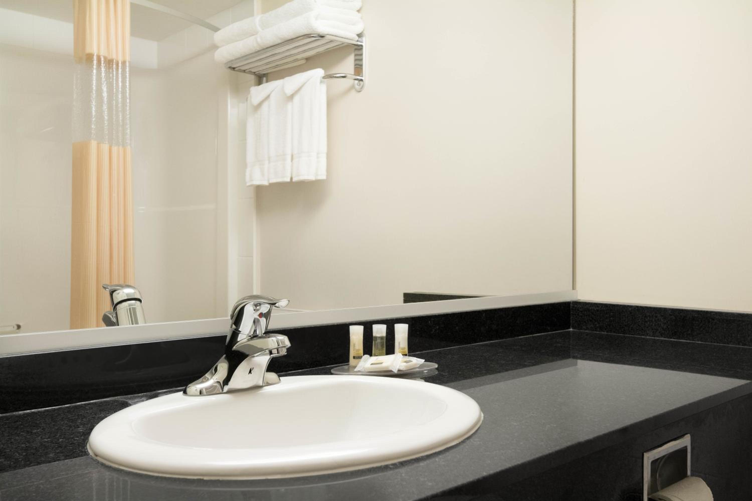 King Room - Non-Smoking - Photo 3