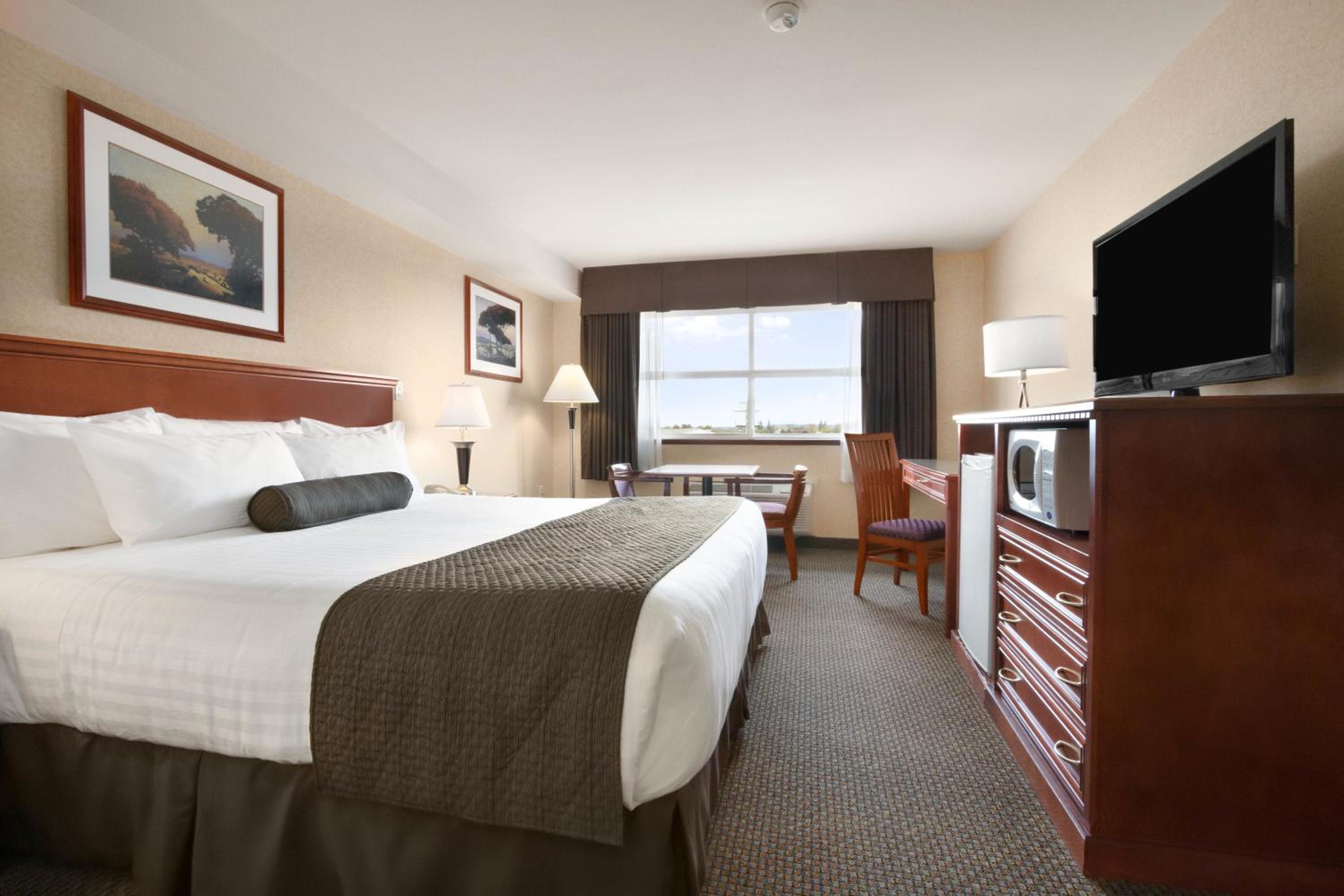 King Room - Non-Smoking - Photo 4