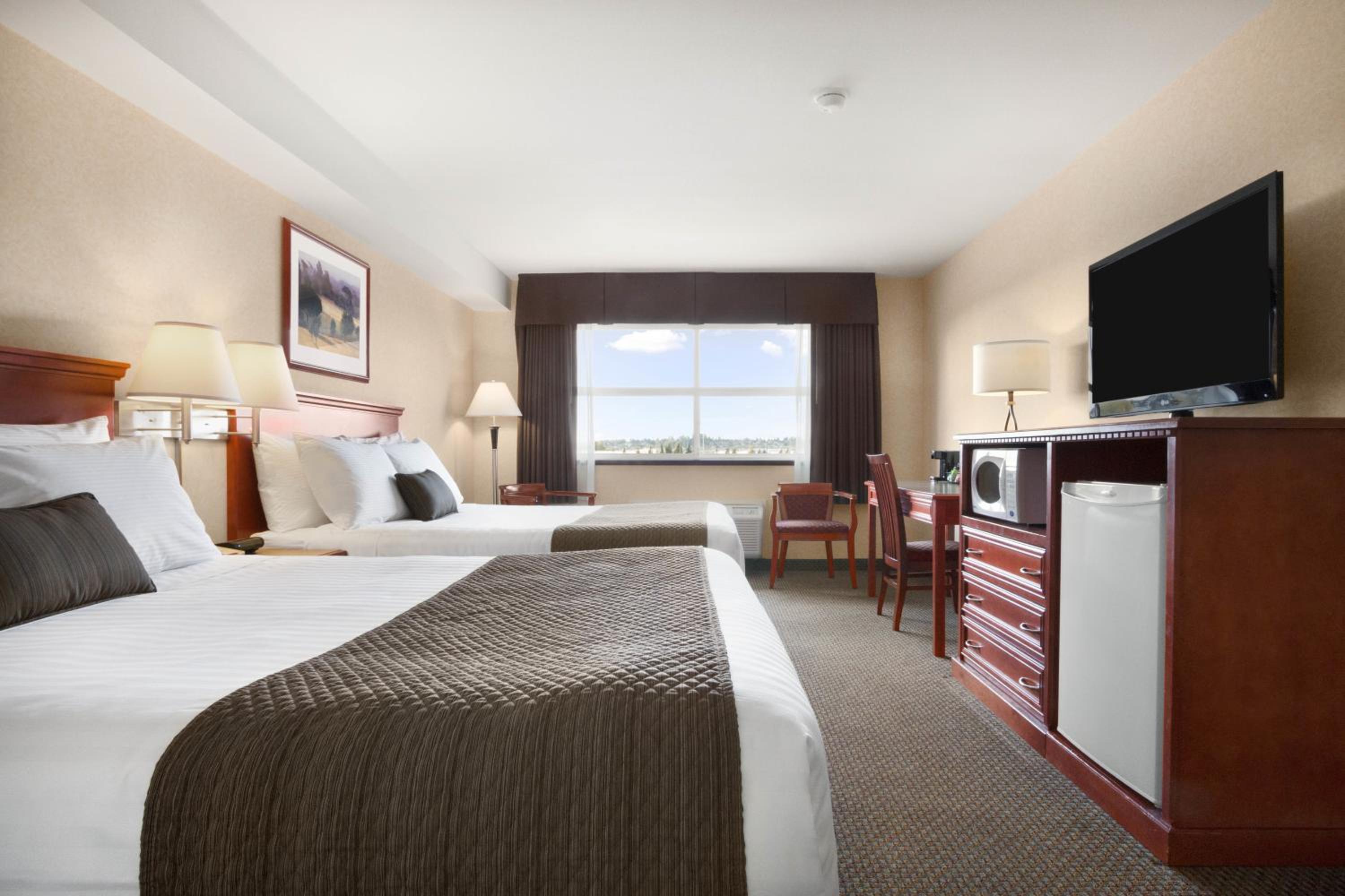 Queen Room with Two Queen Beds - Non-Smoking - Photo 4