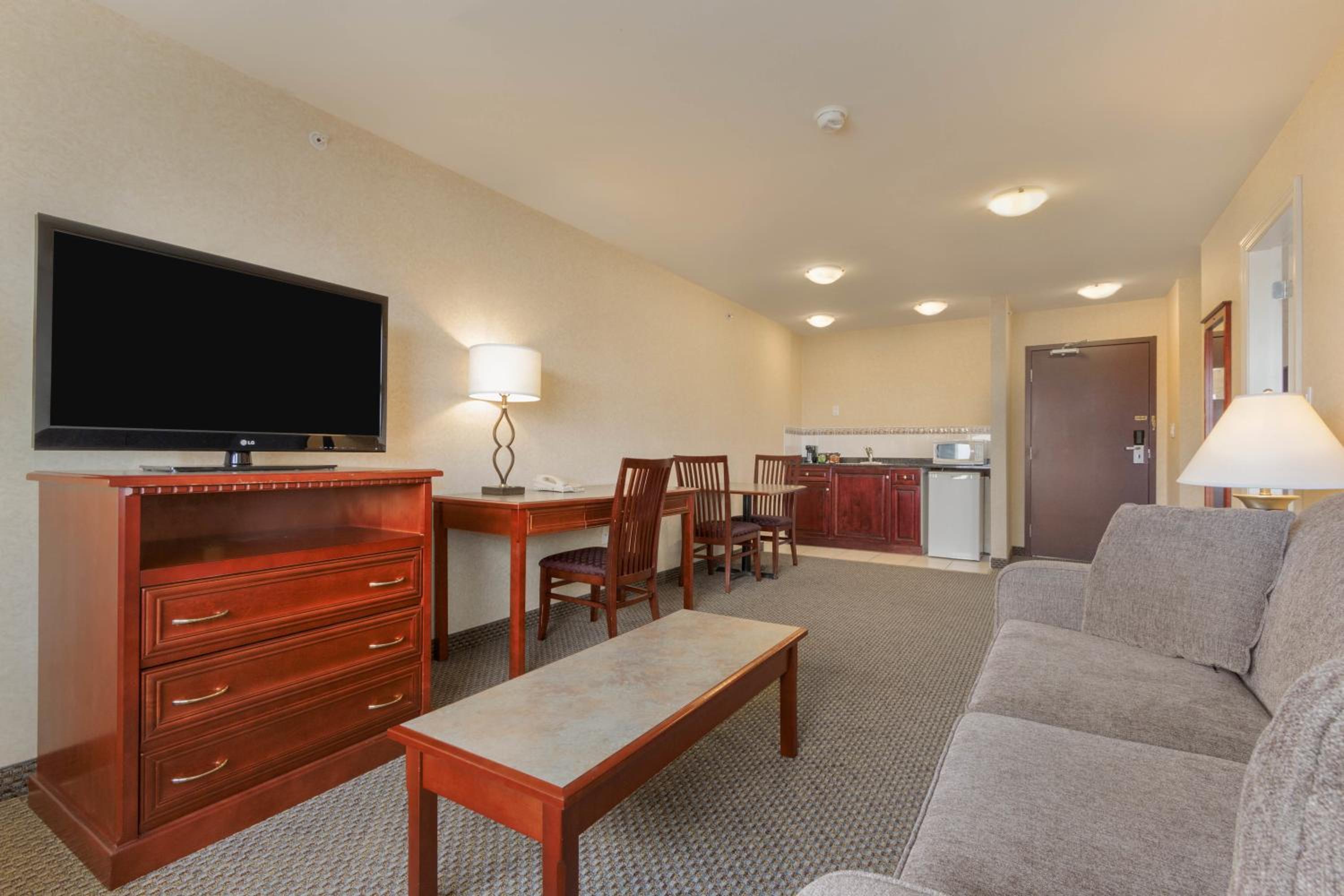 King Suite- Non-Smoking - Photo 4
