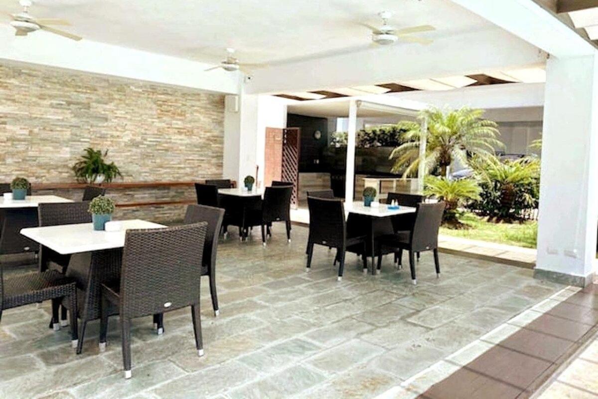One-Bedroom Apartment with Balcony and Sea View photo 2