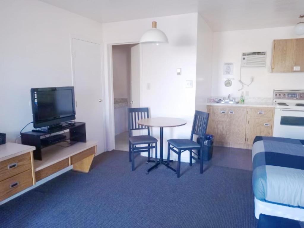 Queen Room with Two Queen Beds and Kitchen - Non-smoking