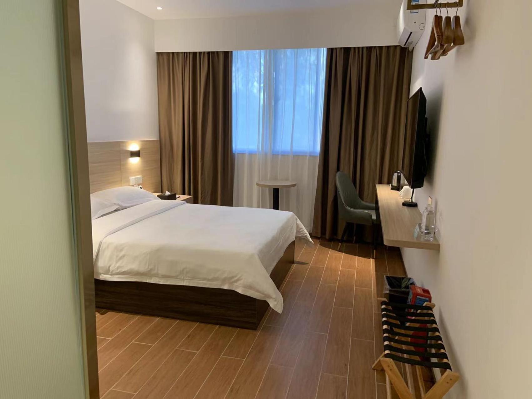 Standard Queen Room