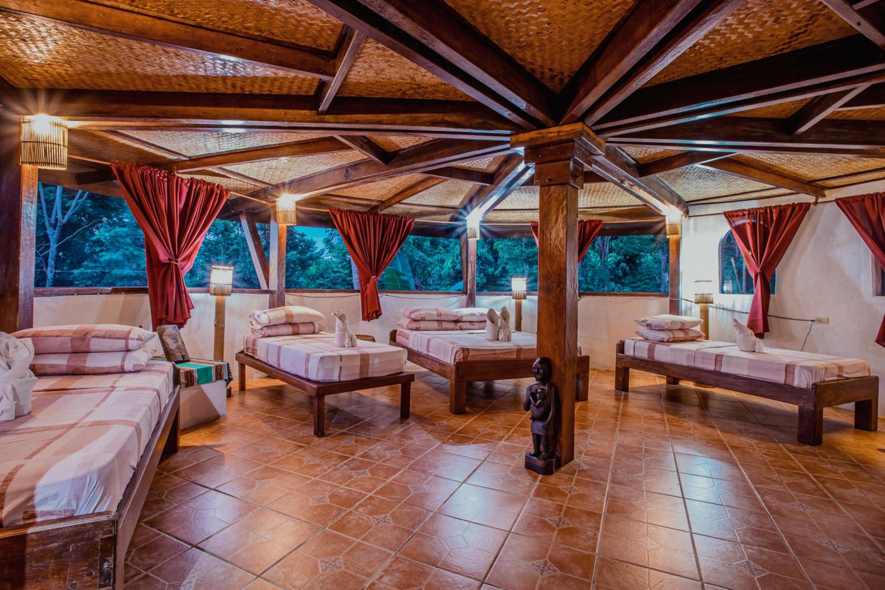 King Suite with Balcony - Photo 4