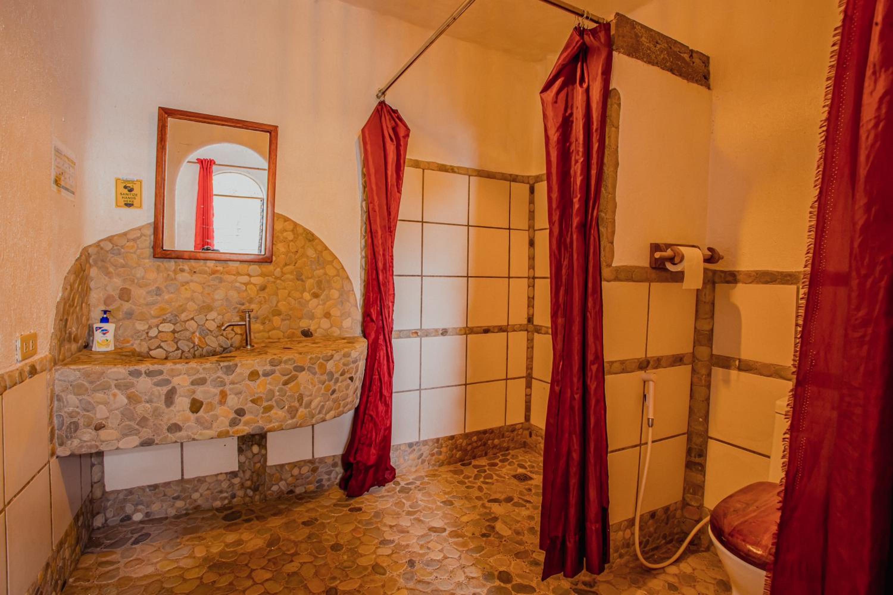 Suite with Balcony - Photo 9