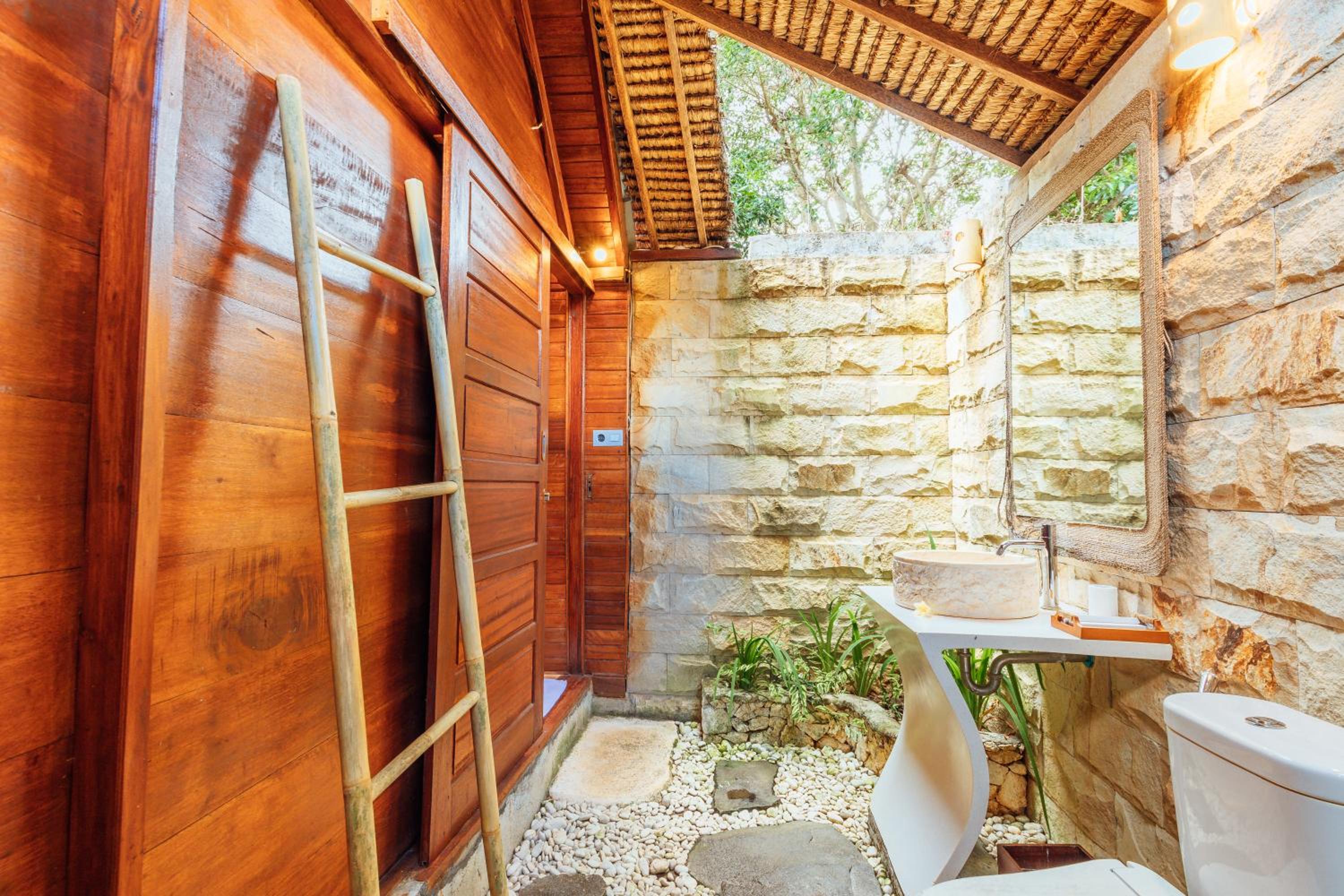 King Room with Balcony - Photo 7