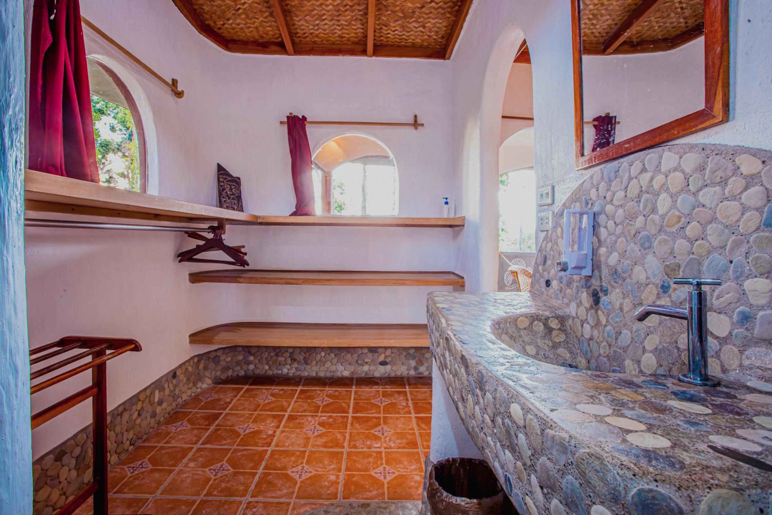 Deluxe Suite with Sea View - Photo 2