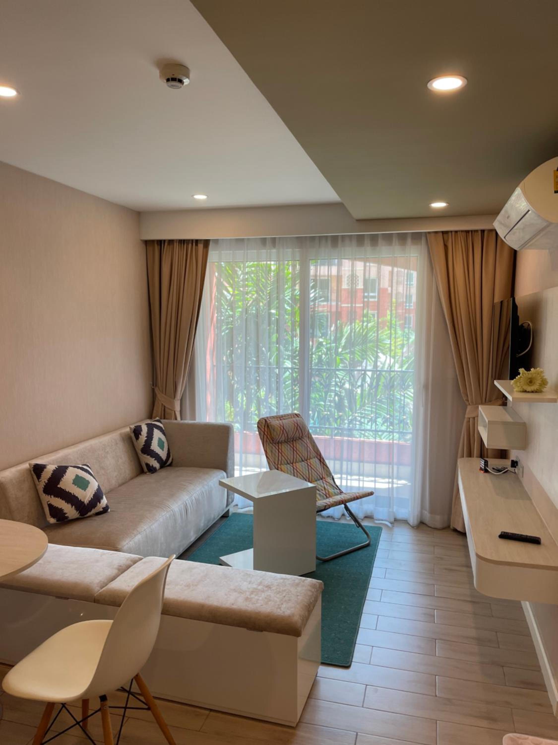 Apartment with Pool View