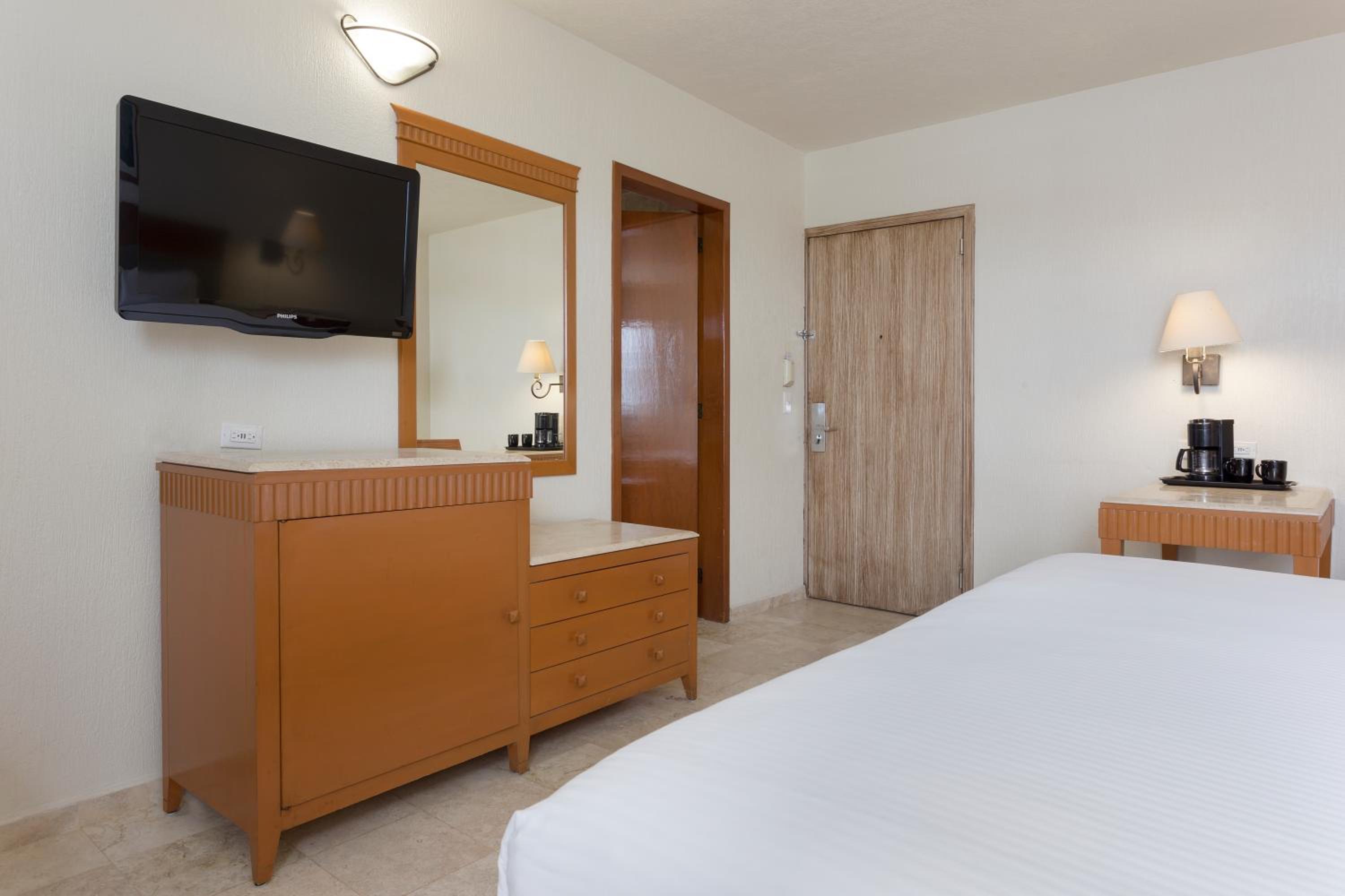 Deluxe King Room - Photo 5