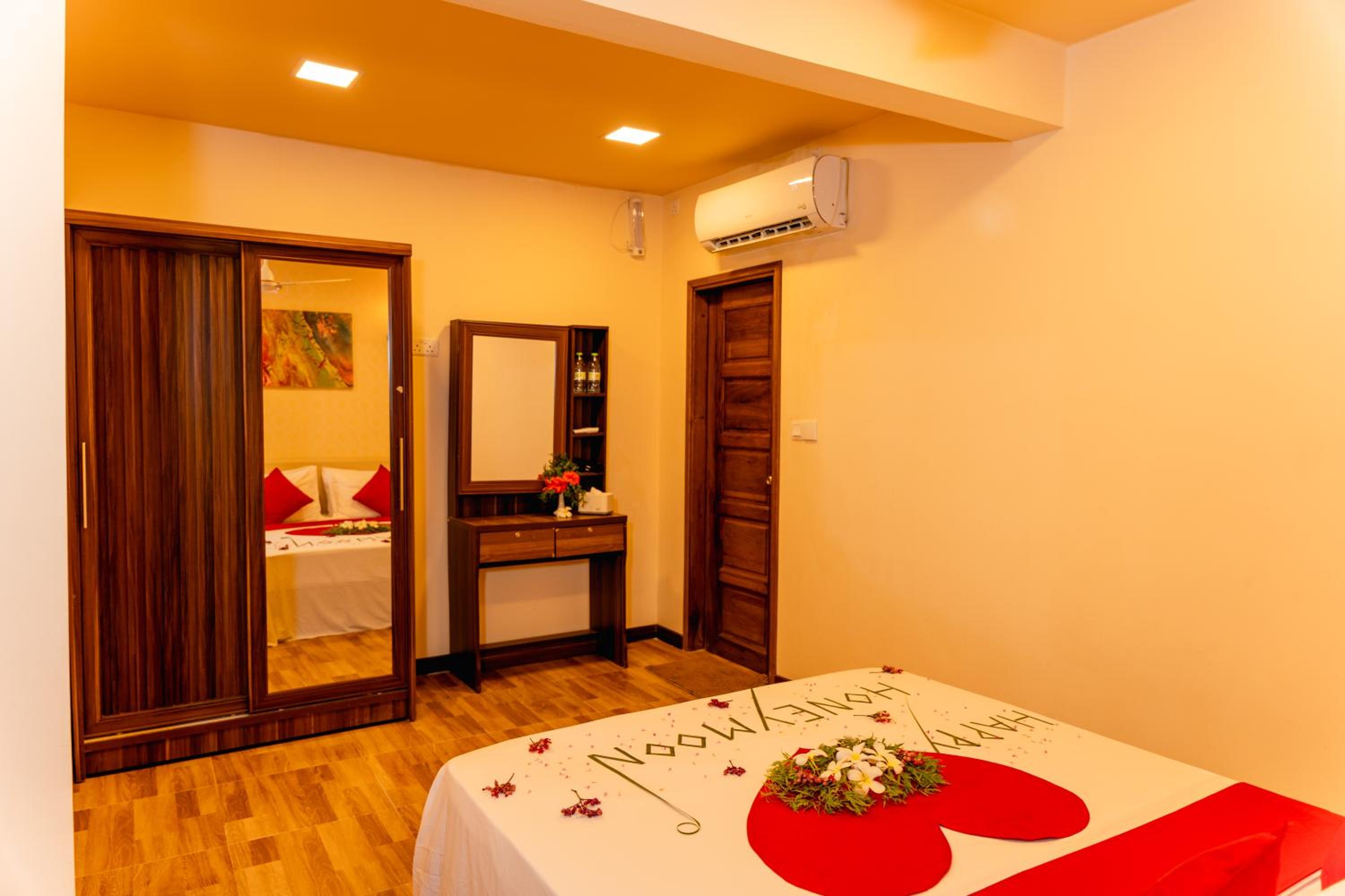 Deluxe Room - Photo 11