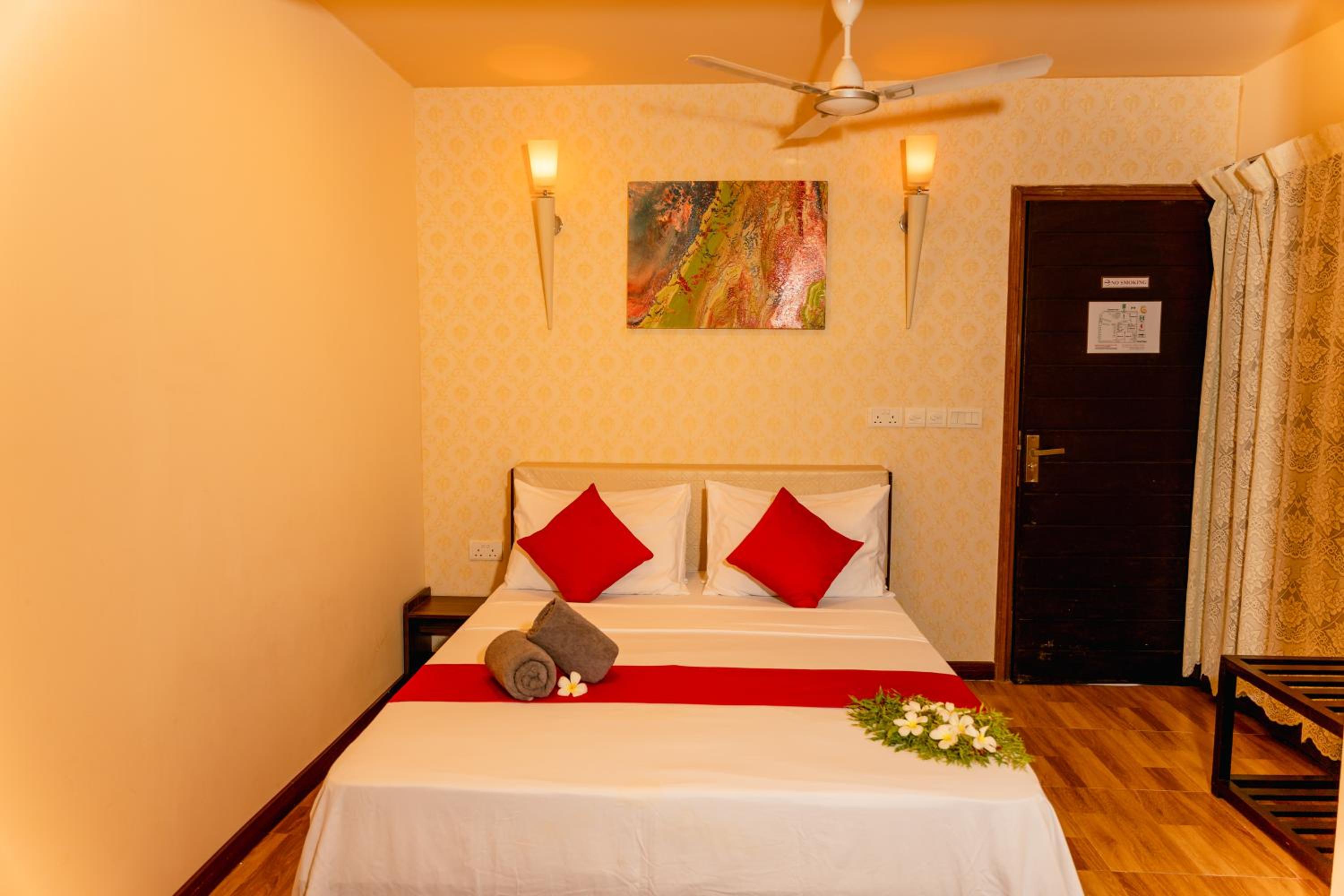 Deluxe Room - Photo 10