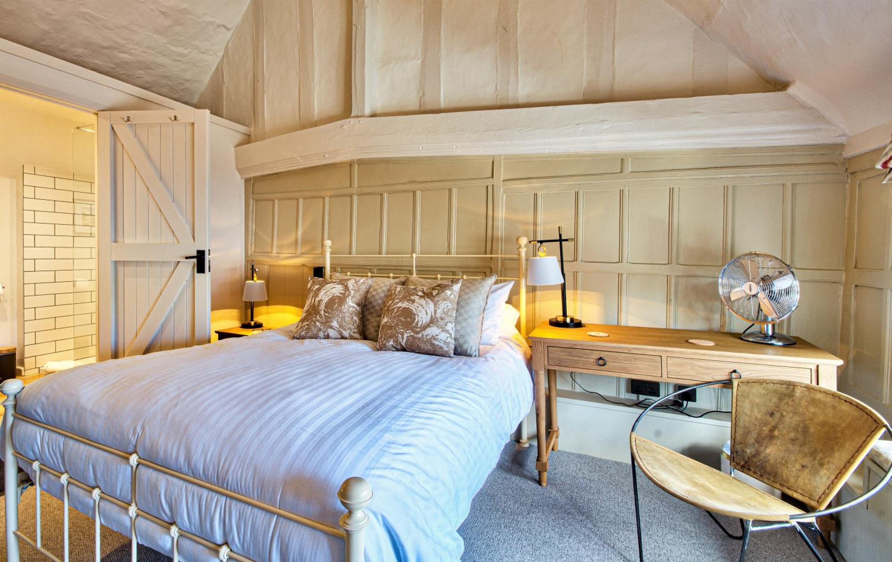 Deluxe King Room - Photo 1