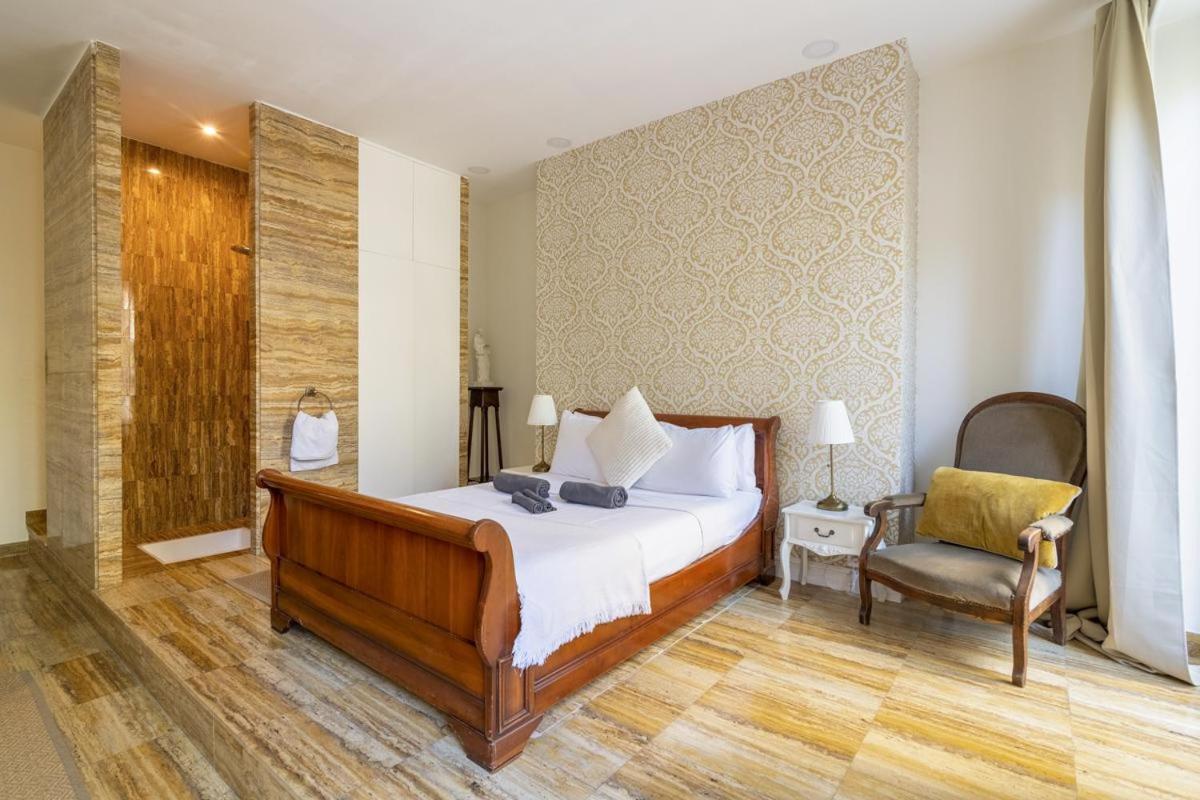 Deluxe Double Room with Balcony photo 2