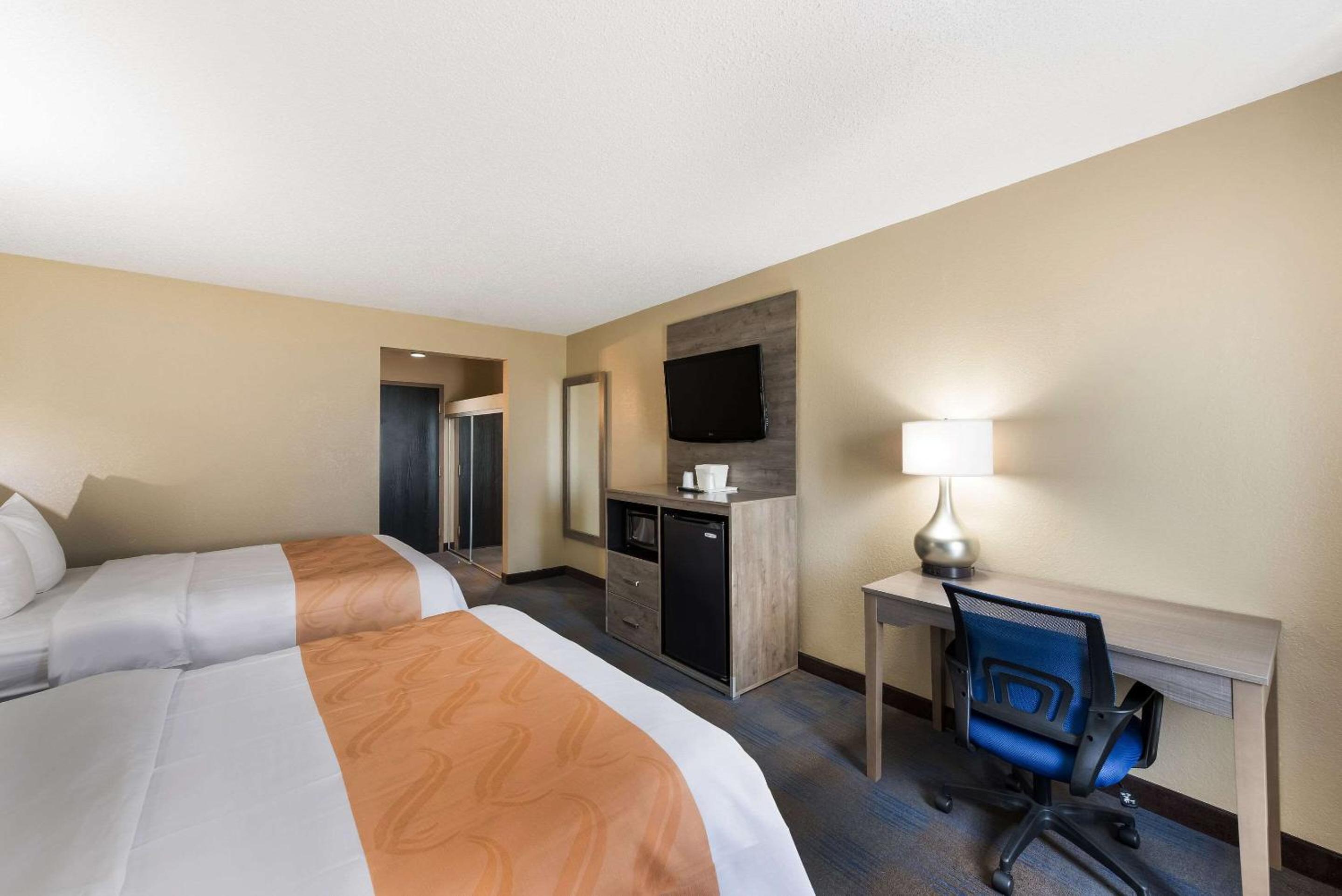 Double Room with Two Double Beds - Smoking photo 2
