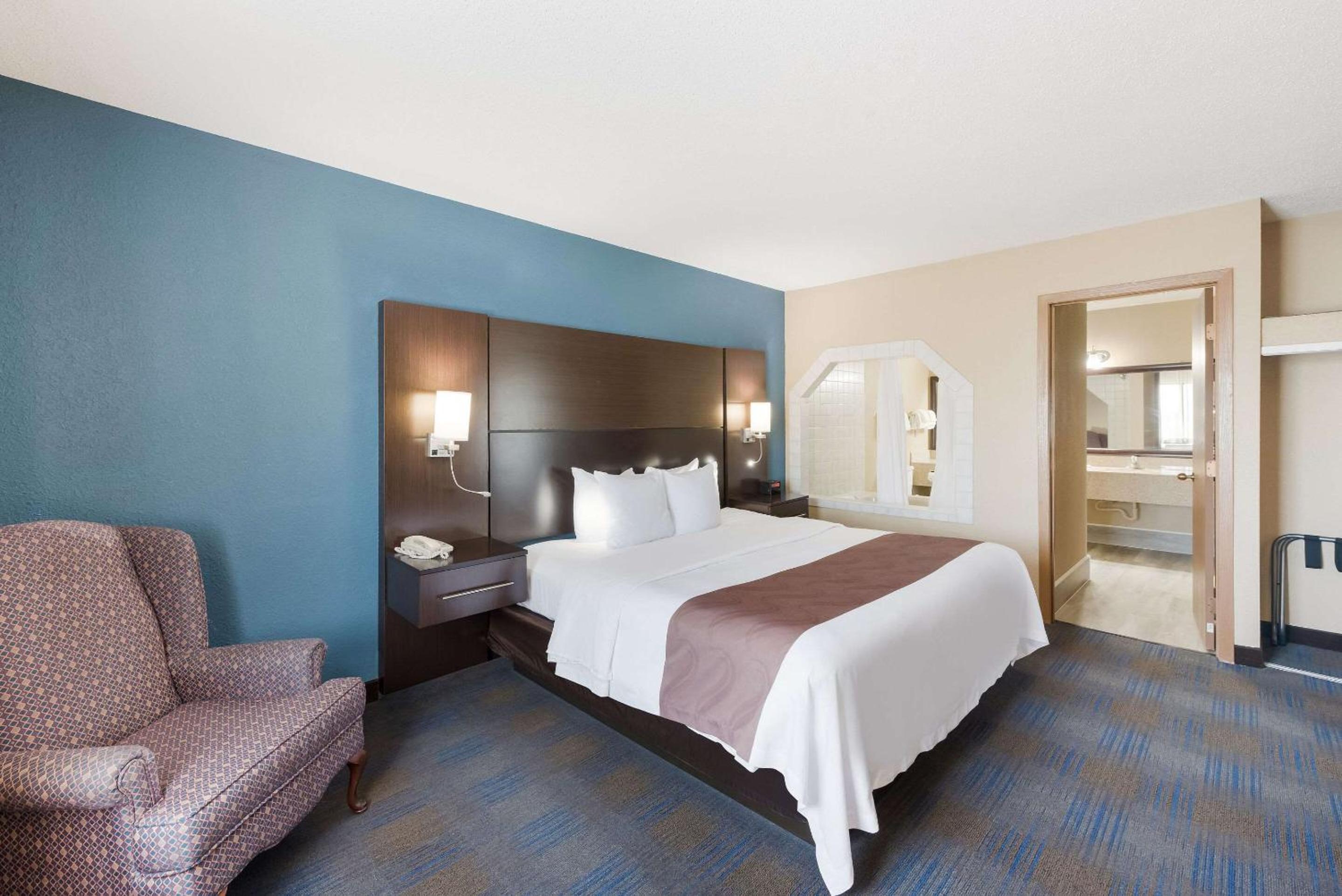 King Suite - Non-Smoking photo 1