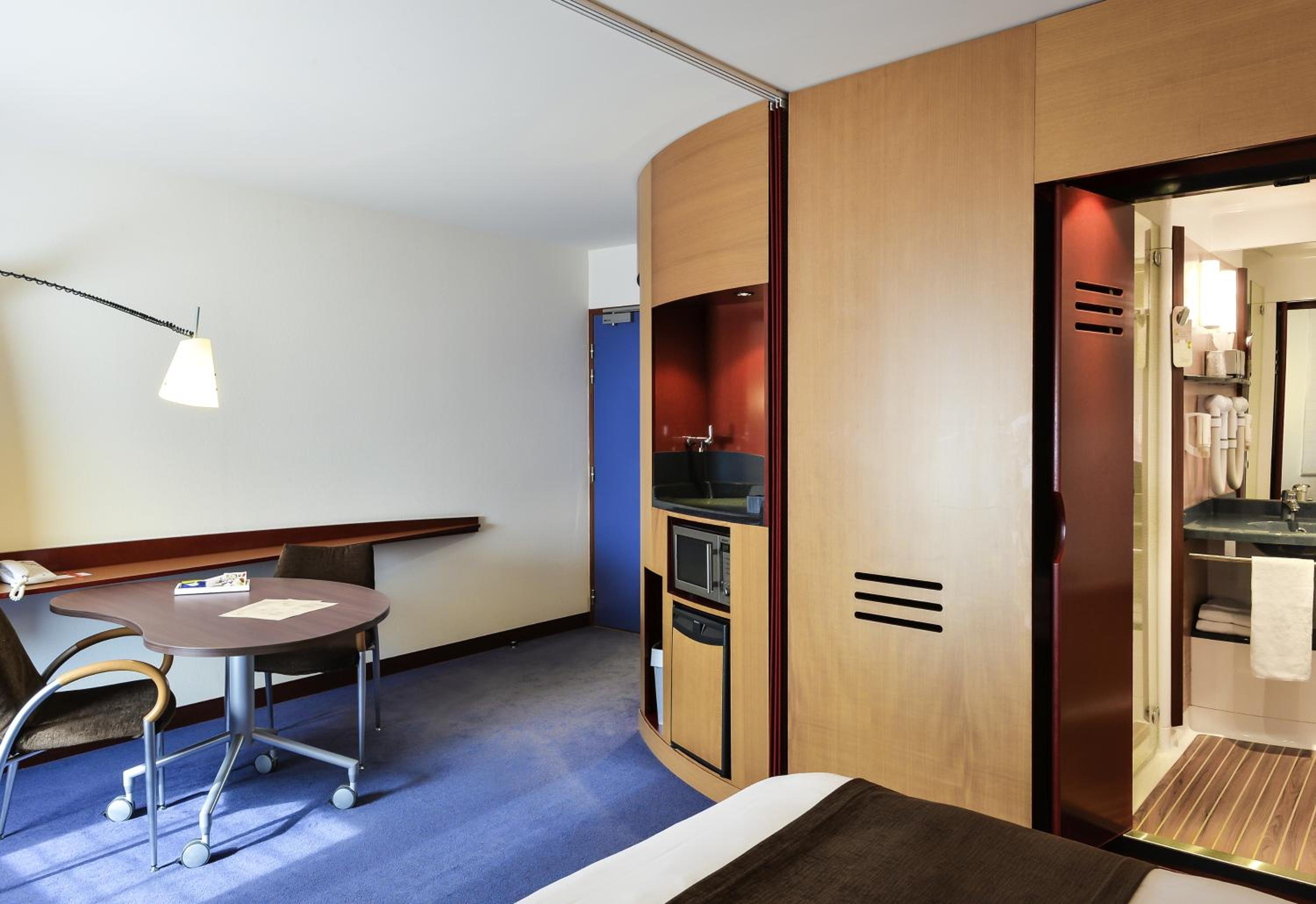 Superior Suite with Double Bed and Two Single Beds - Photo 7