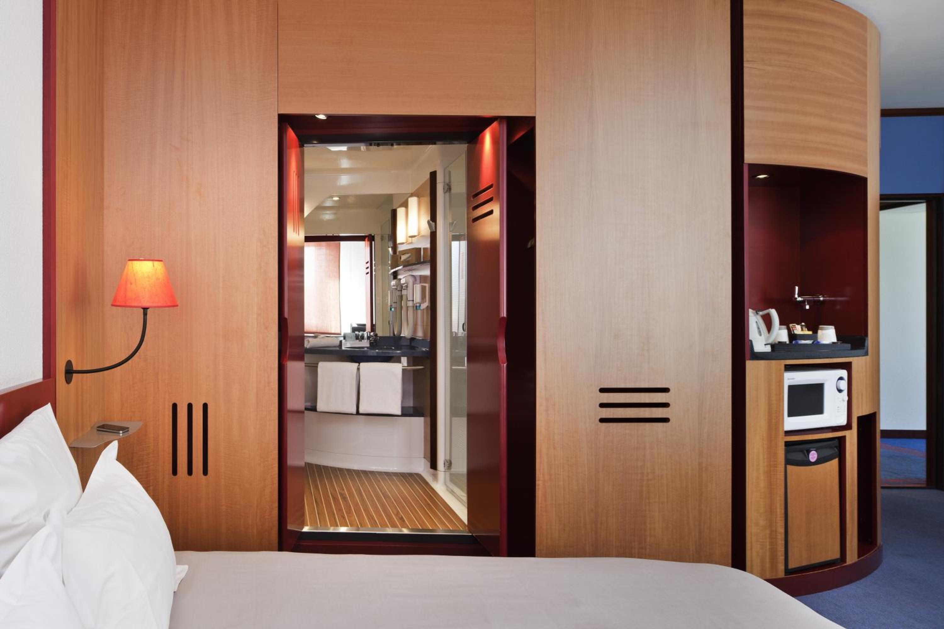Superior Suite with Double Bed and Two Single Beds - Photo 10