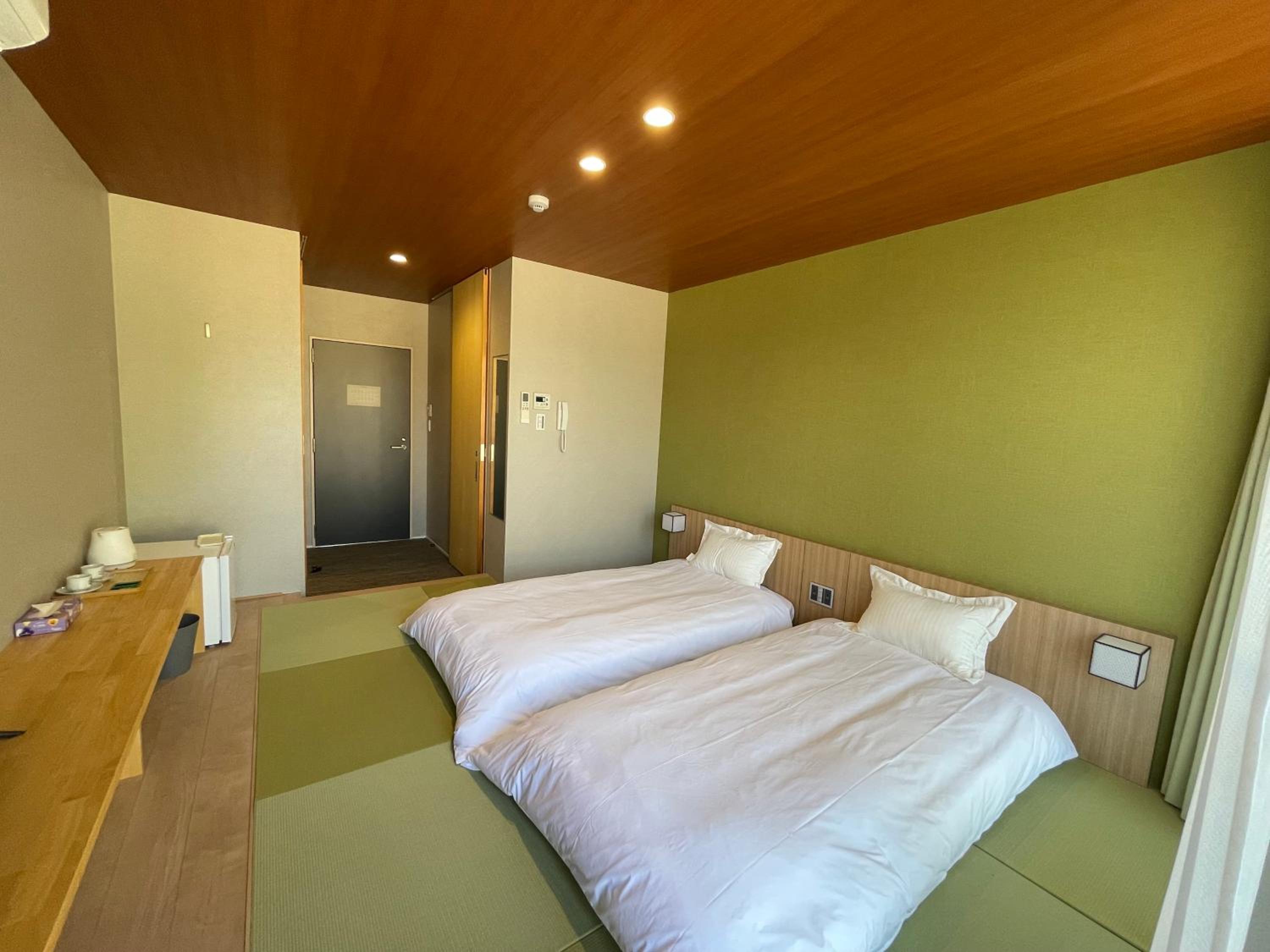Deluxe Double Room with Bath - Photo 9