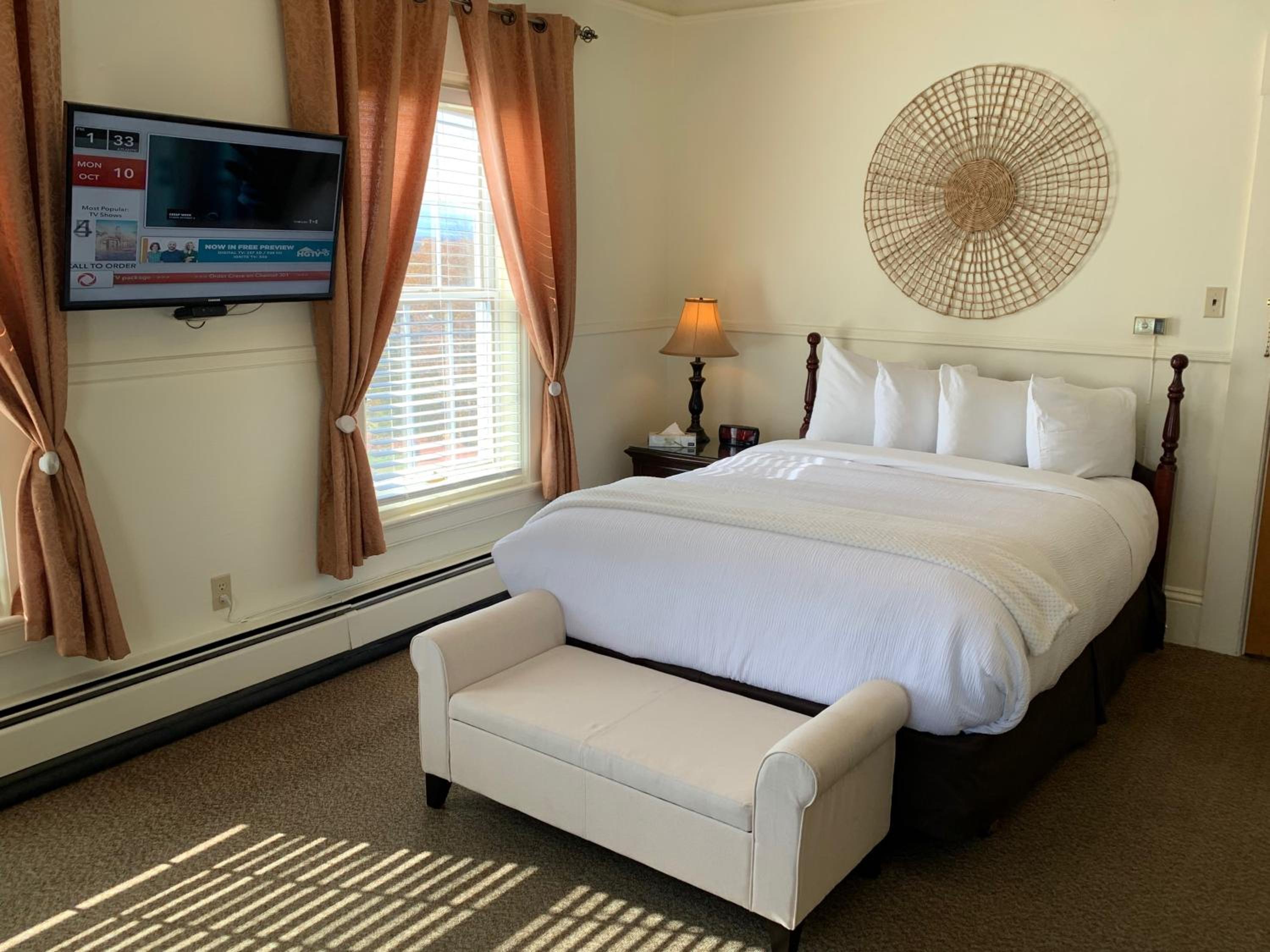 Queen Room photo 1