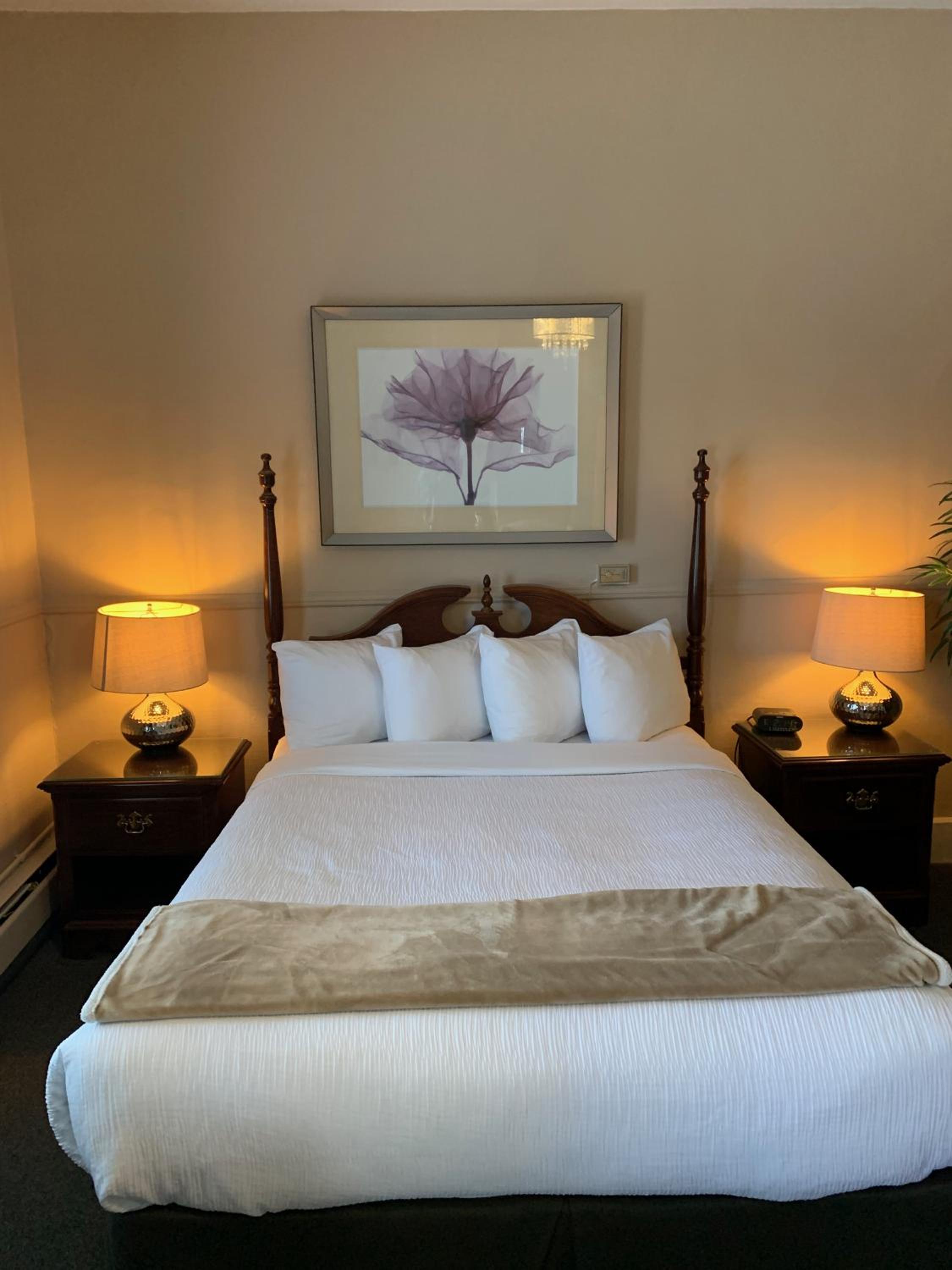 Queen Room photo 2